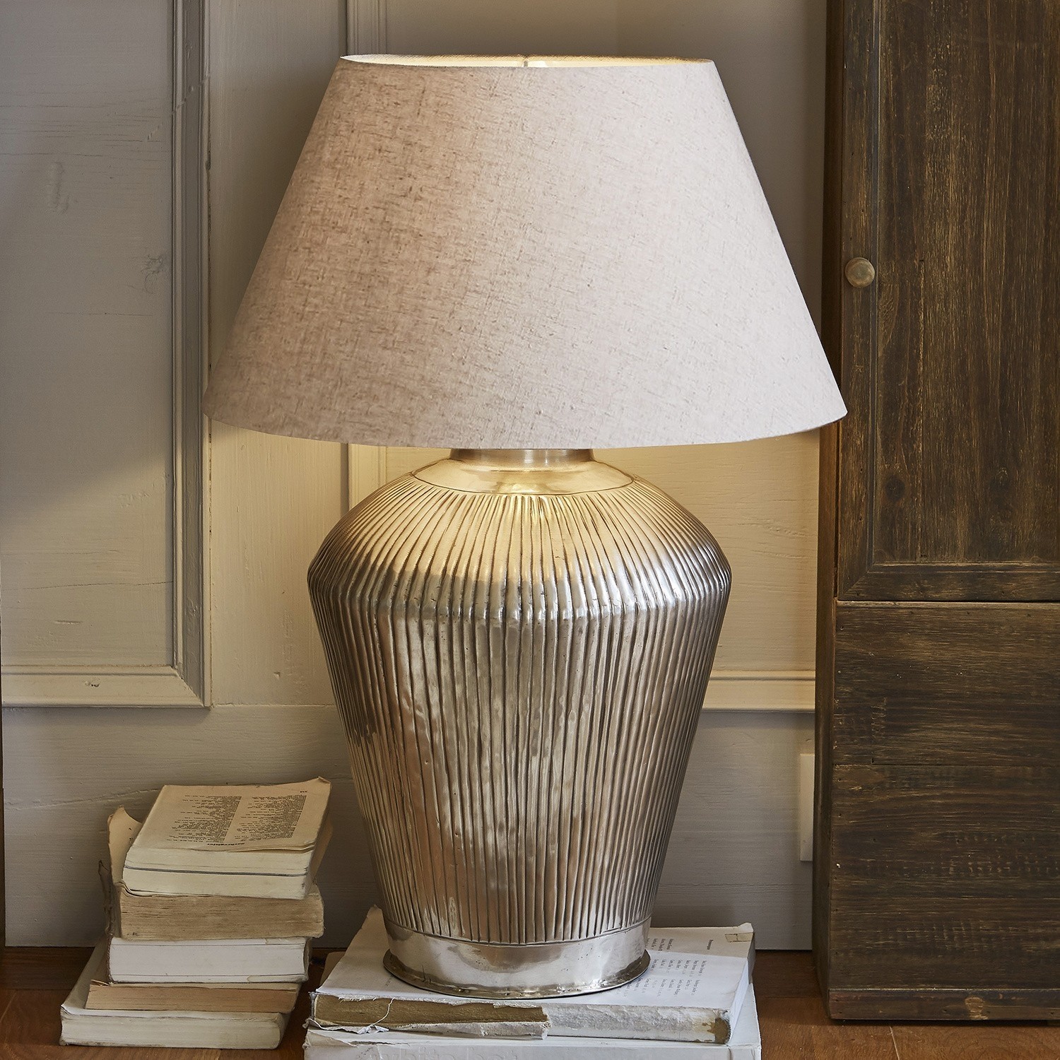 Lampe à poser Caulières Lampe de table avec base en métal cannelé et abat-jour beige, éclairage et décoration intérieure