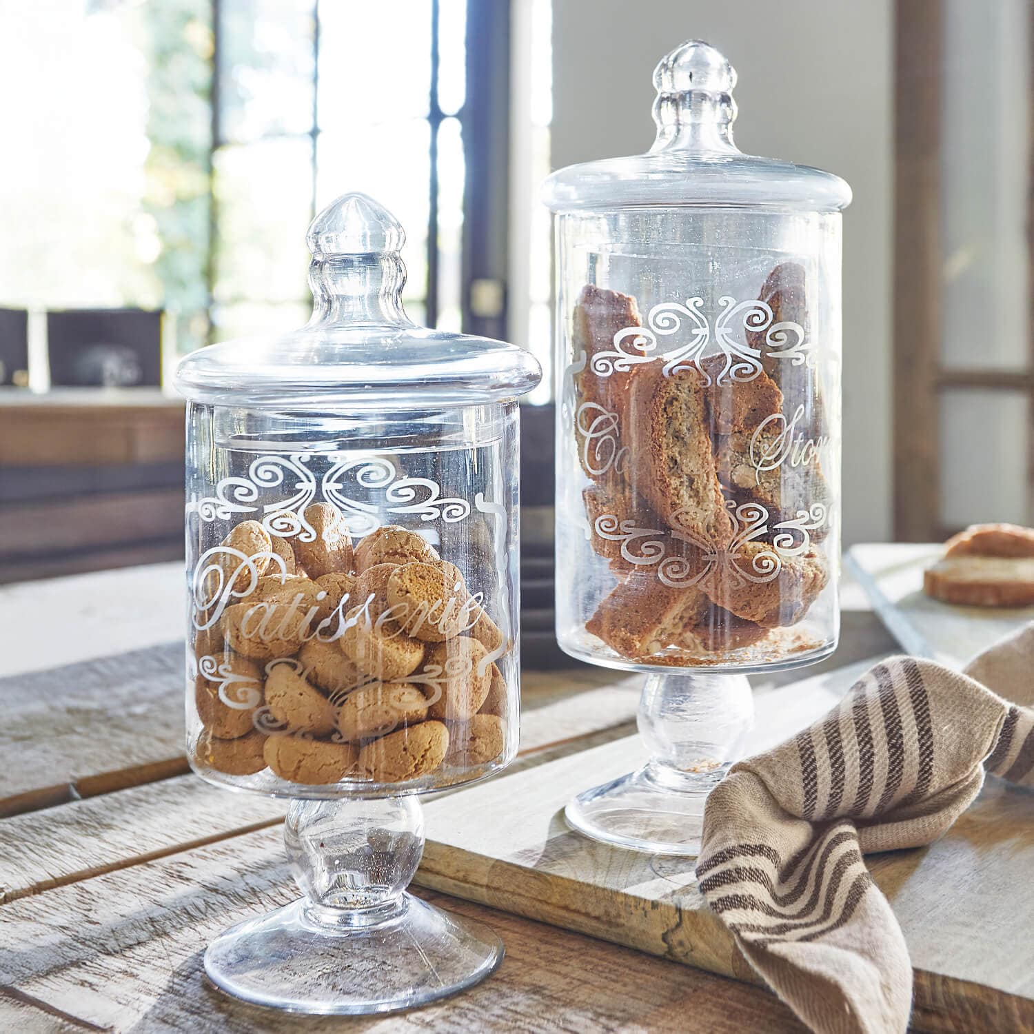 Bocaux en verre avec couvercles et inscriptions décoratives, parfaits pour conserver des biscuits