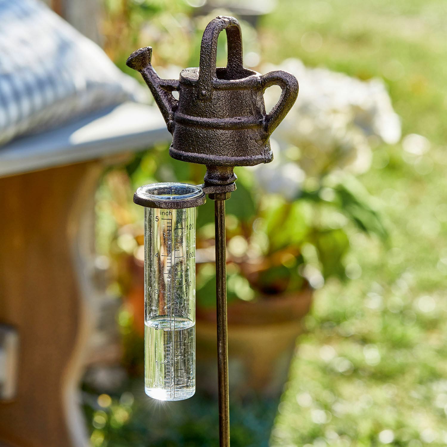 Pluviomètre Vilat Pluviomètre en métal foncé avec décoration arrosoir pour jardin sur pelouse verte