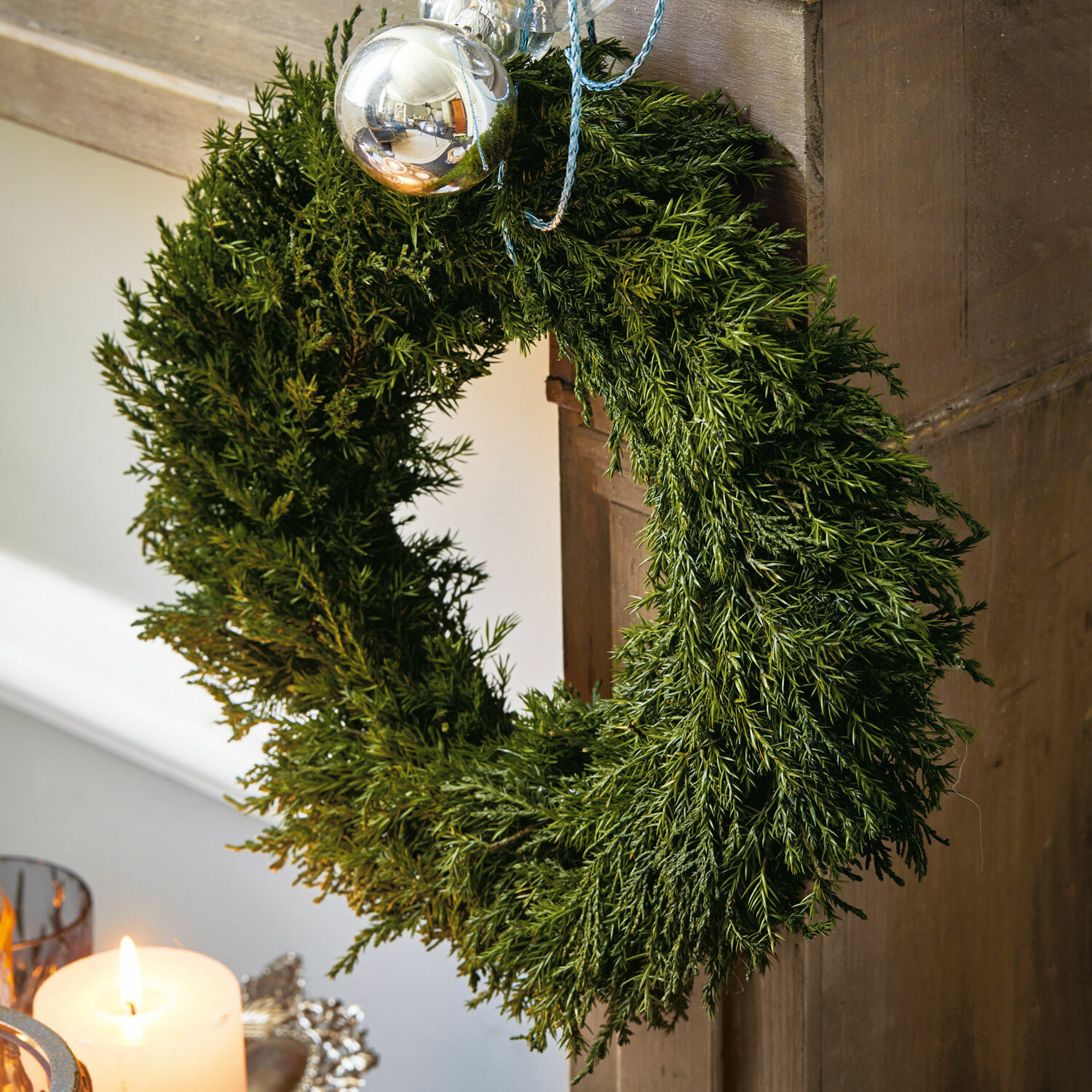 Couronne Tarbes Couronne de Noël verte en branches de conifères avec boule argentée, décoration festive