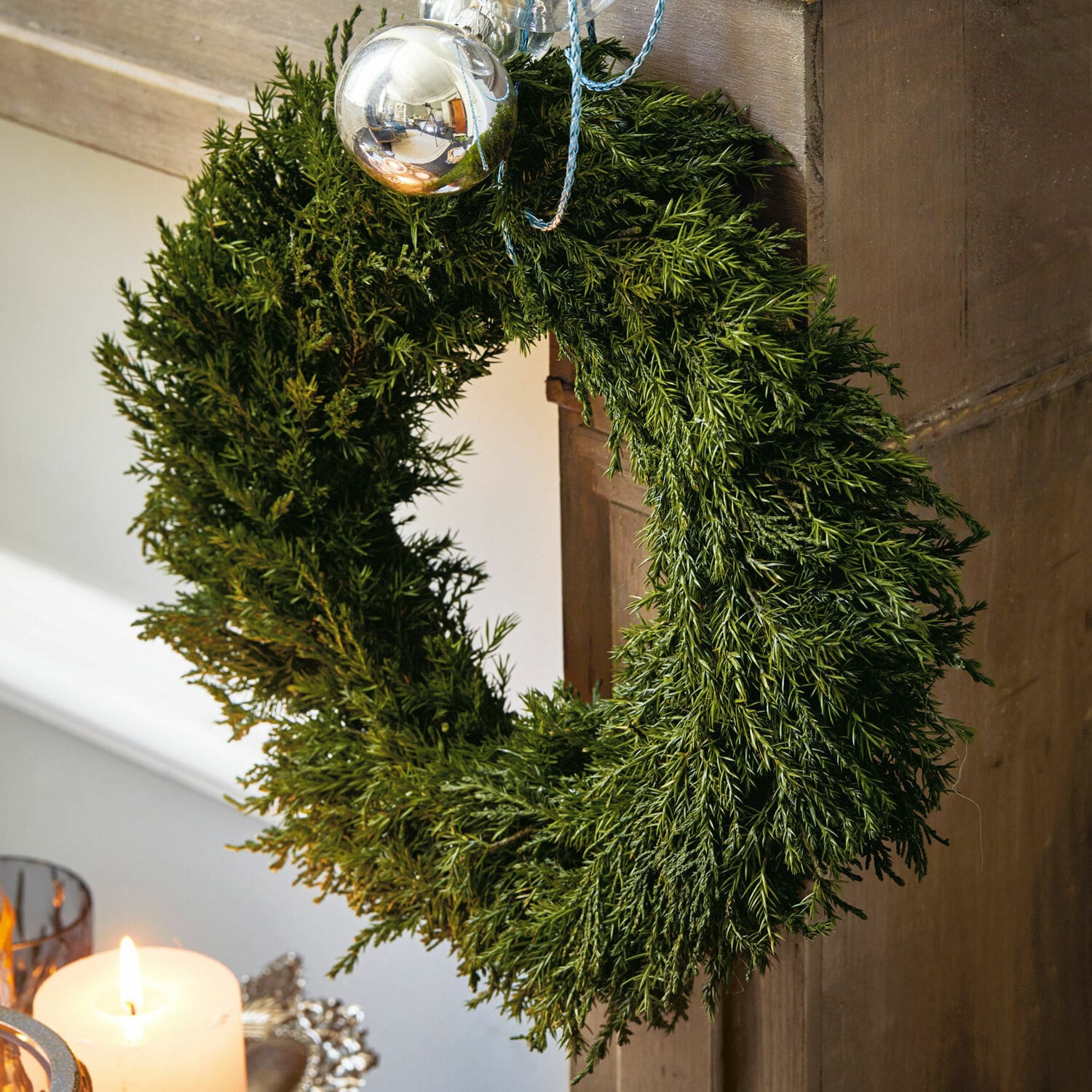 Couronne Tarbes Couronne de Noël verte en branches de conifères avec boule argentée, décoration festive