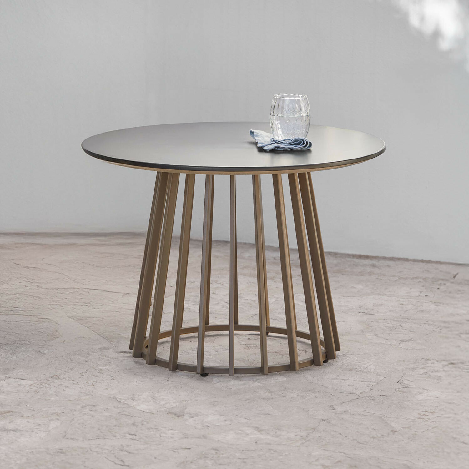 Table d"appoint Olianne Table ronde avec base en métal beige et plateau gris mat, design moderne et épuré