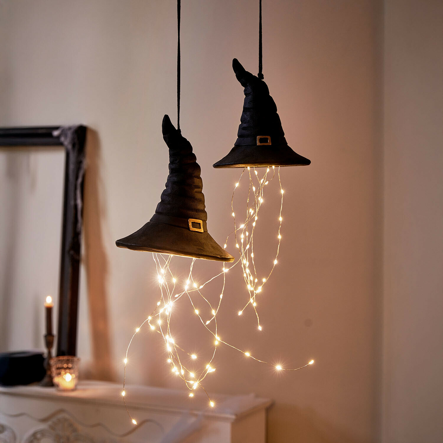 Lot de 2 chapeaux décoratifs Elarwyn Chapeaux de sorcière noirs décoratifs avec guirlandes lumineuses LED suspendus dans une ambiance chaleureuse