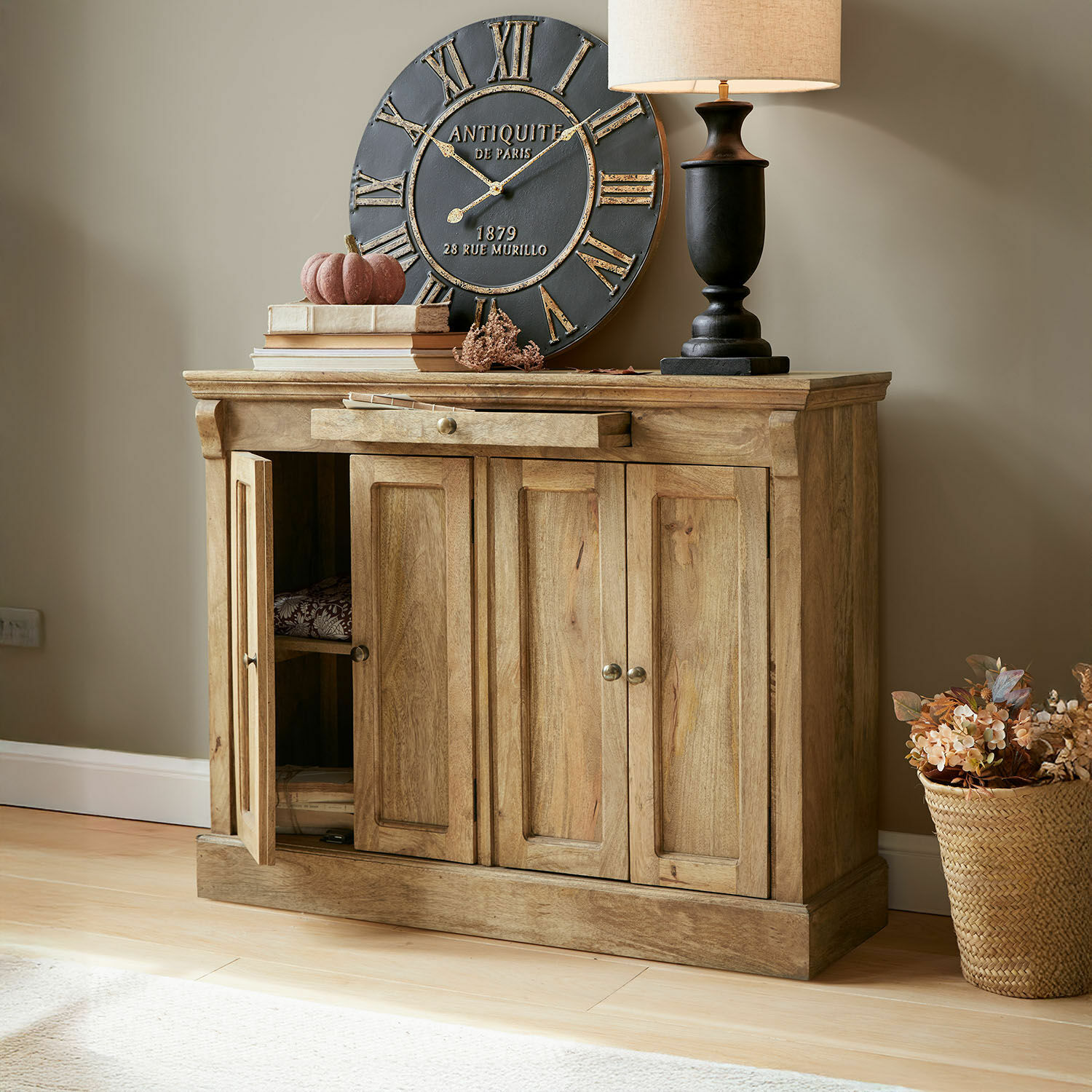 Commode Winthorpe Buffet en bois naturel avec tiroir et portes, horloge décorative et lampe posées dessus