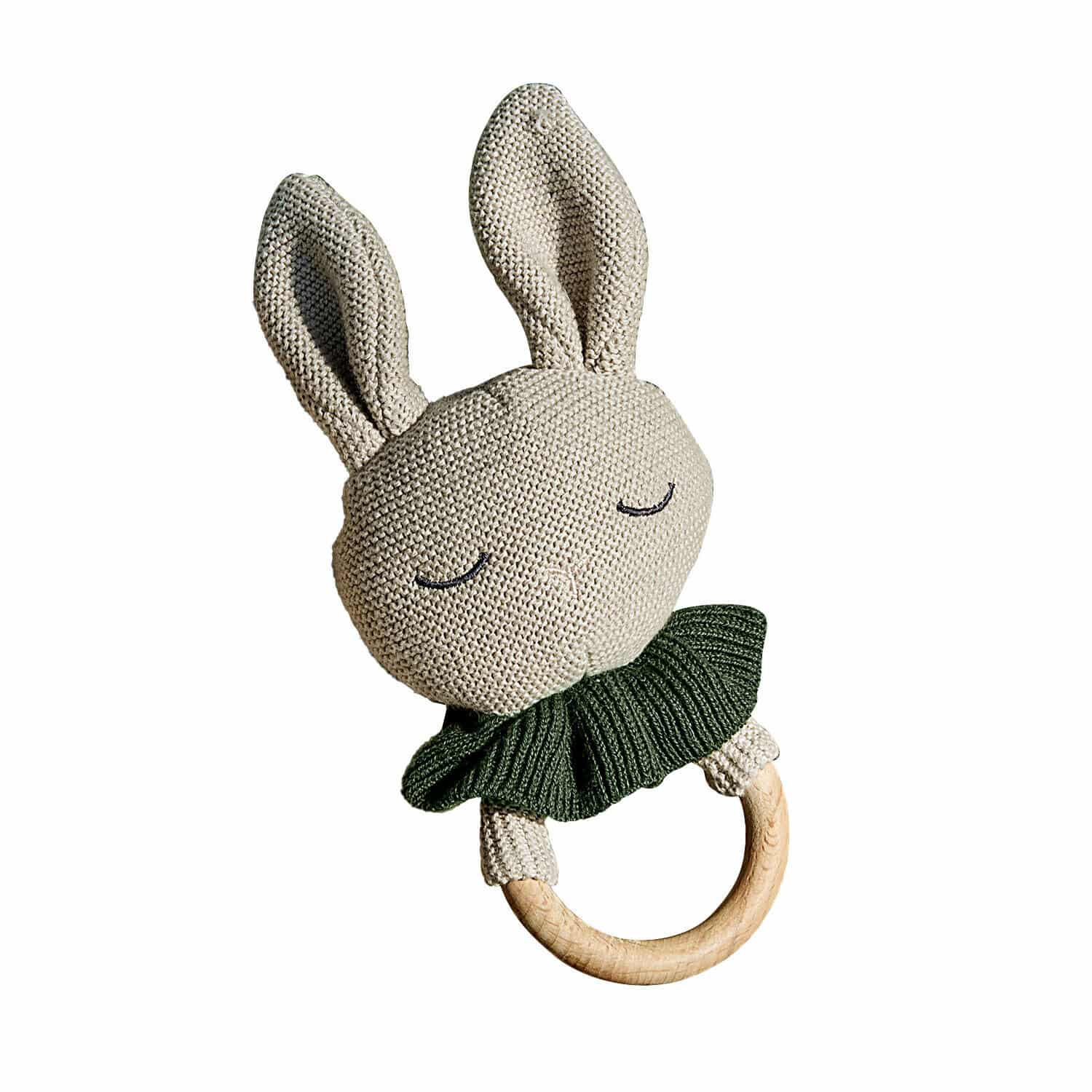 Anneau de jouets Cuddlecloud Anneau de dentition en bois avec lapin tricoté beige et col vert, jouet pour bébé