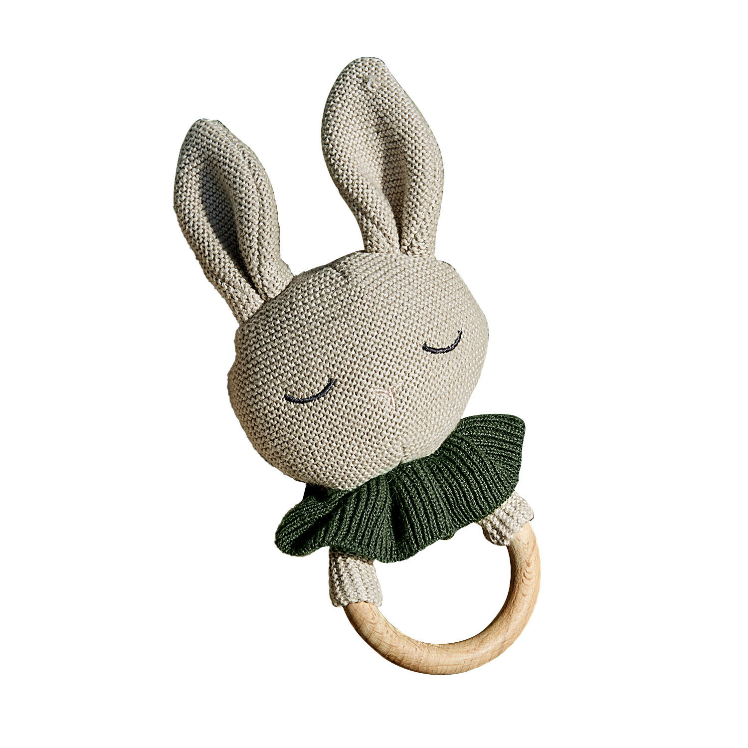 Anneau de jouets Cuddlecloud Anneau de dentition en bois avec lapin tricoté beige et col vert, jouet pour bébé