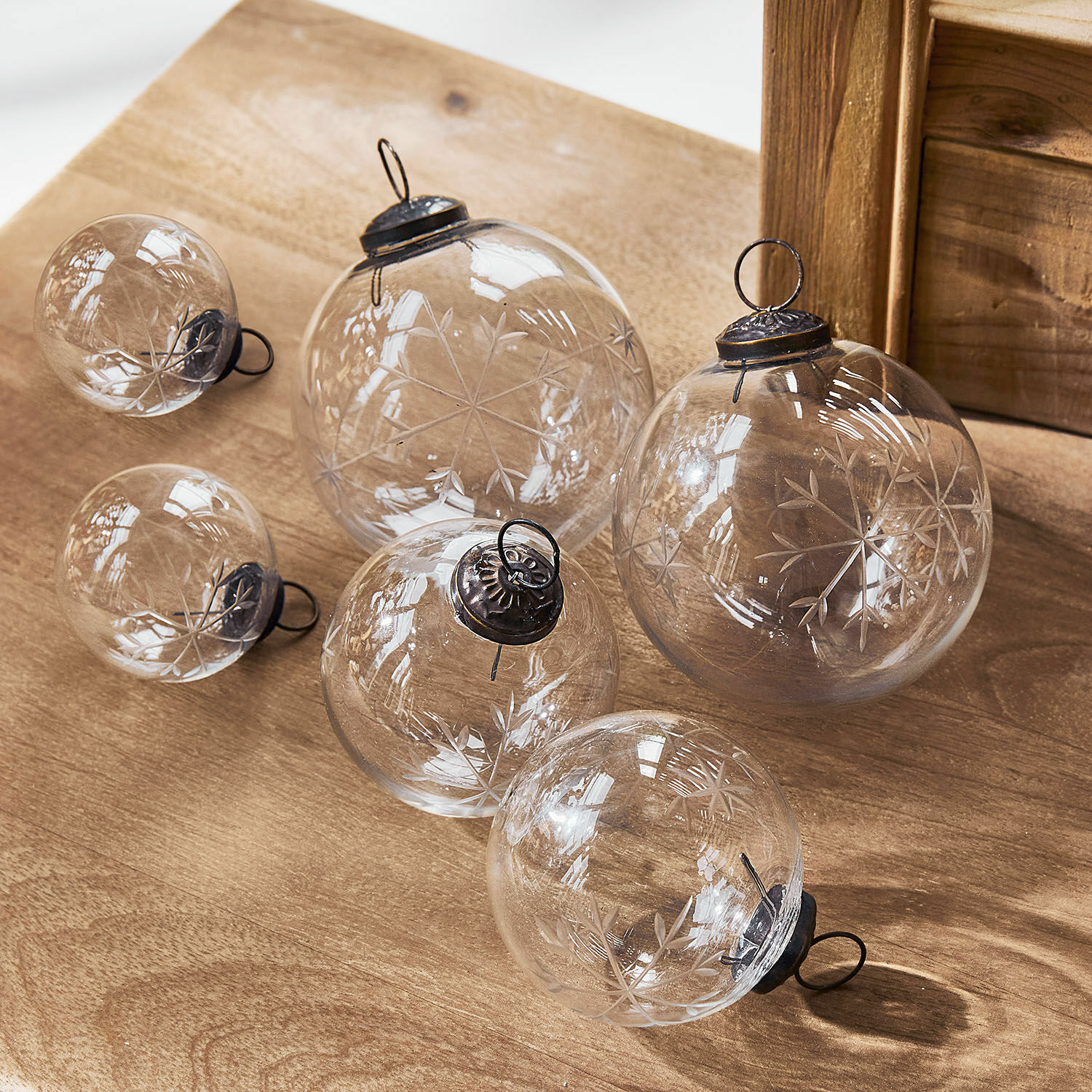 Lot de 6 décorations de Noël Coro Ensemble de boules de Noël en verre transparent avec motif flocon gravé sur fond en bois