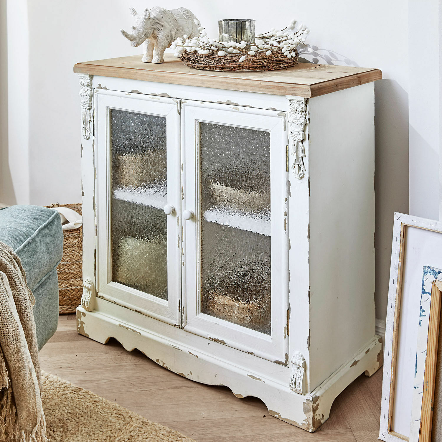 Commode South Yarmouth Buffet en bois blanc vieilli avec portes vitrées à motif décoratif dans un salon cosy