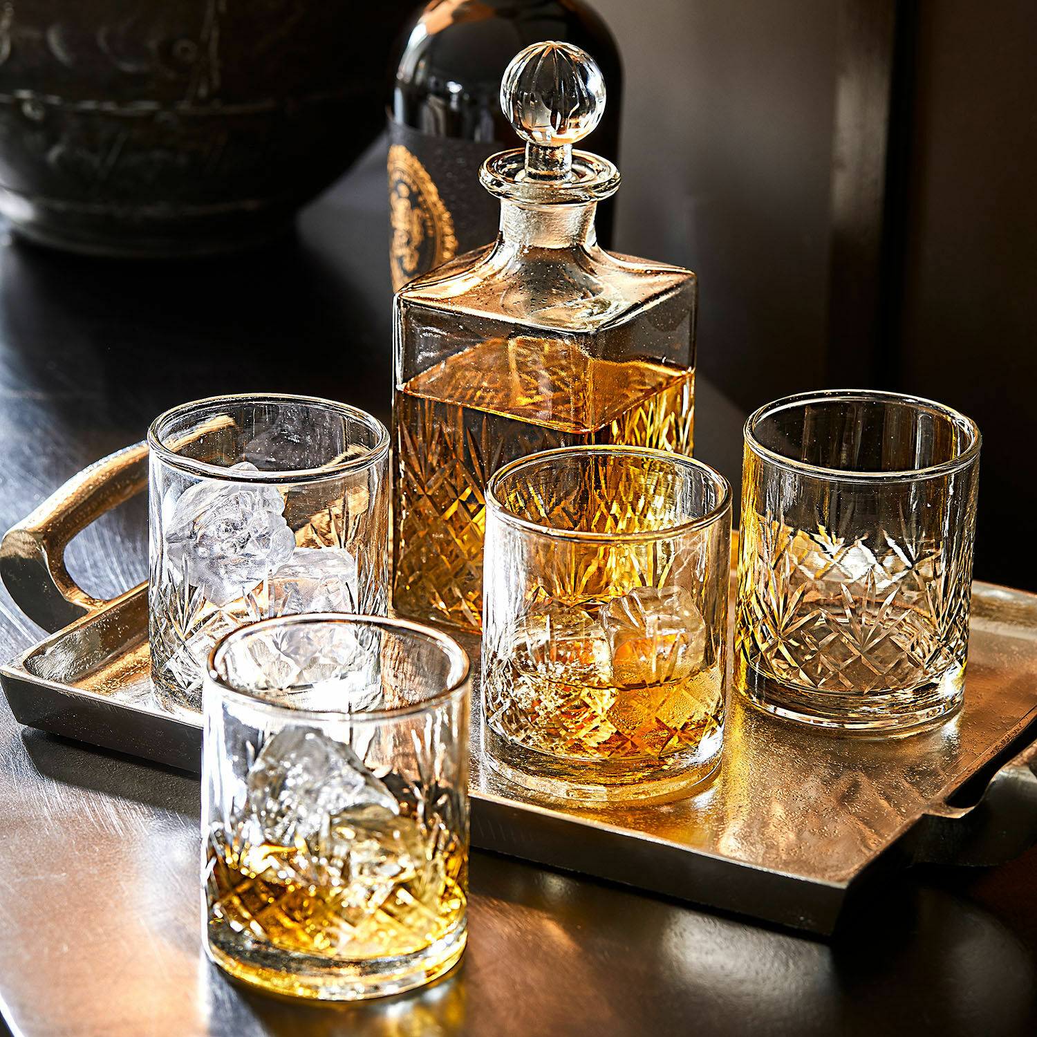 Carafe et lot de 4 verres Kerrington Service à whisky en verre avec carafe et quatre verres sur plateau, design en cristal transparent