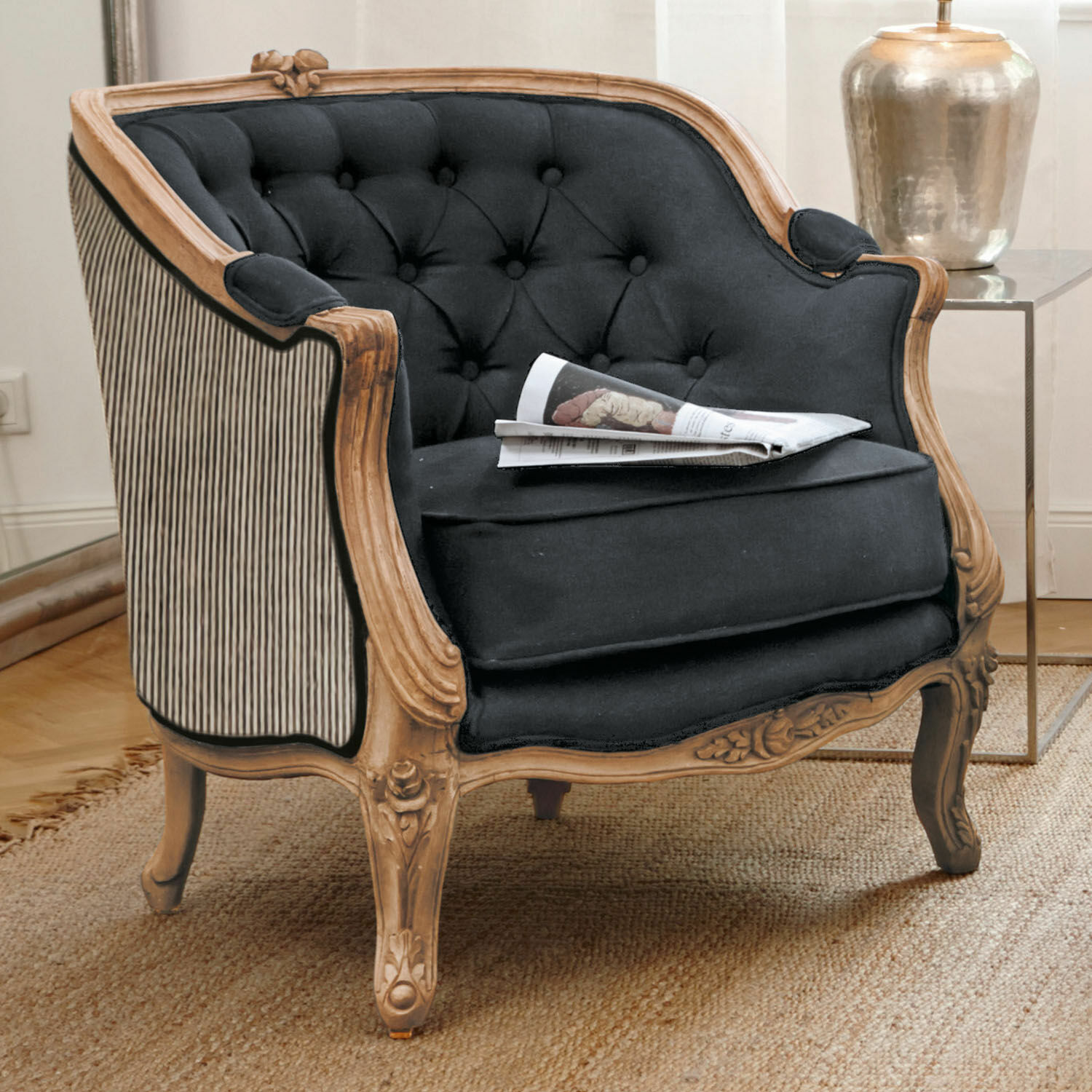 Fauteuil Annezay Fauteuil classique en bois sculpté avec tissu noir matelassé, meuble élégant pour salon