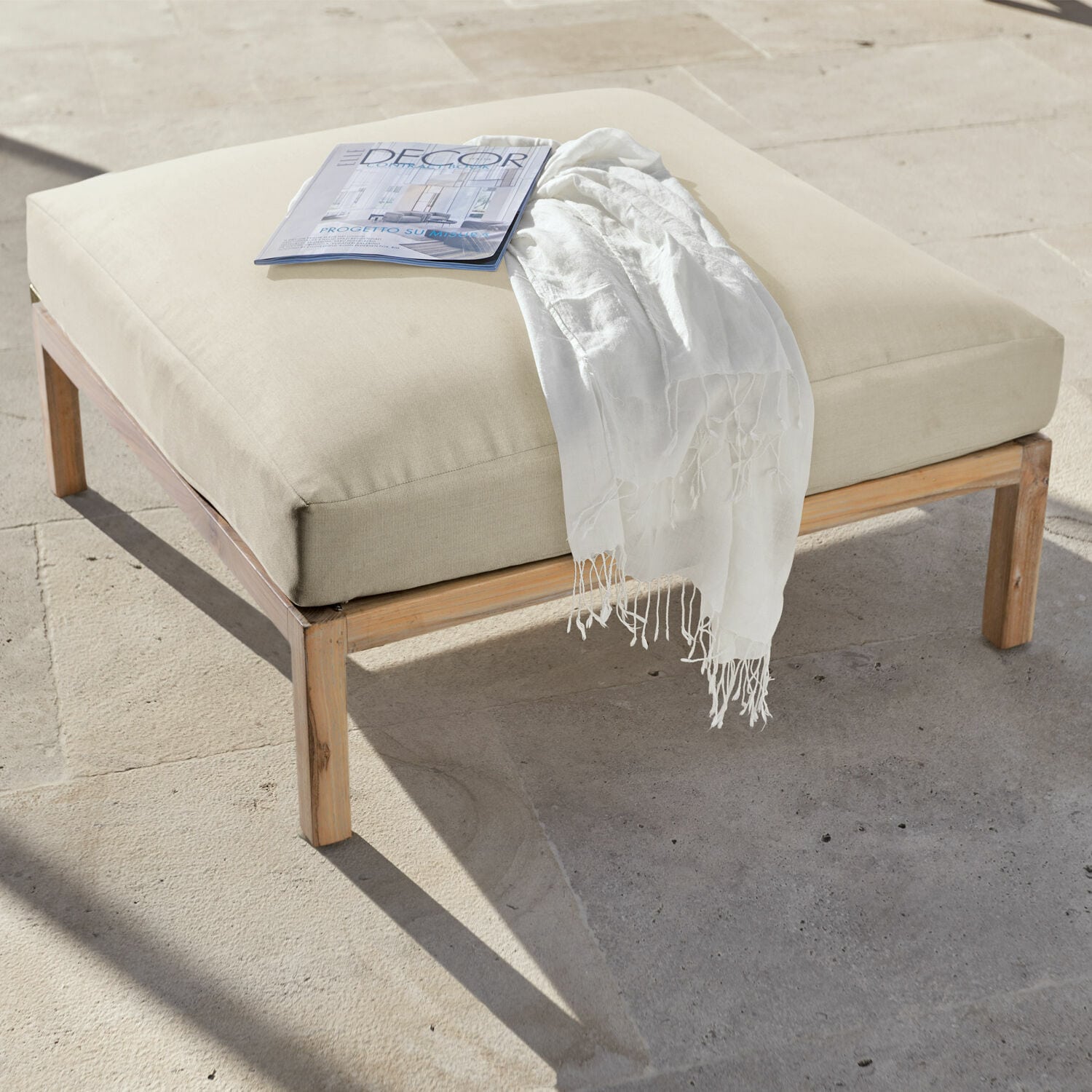 Tabouret Chancenay Repose-pieds beige avec cadre en bois et coussin moelleux, parfait pour le salon