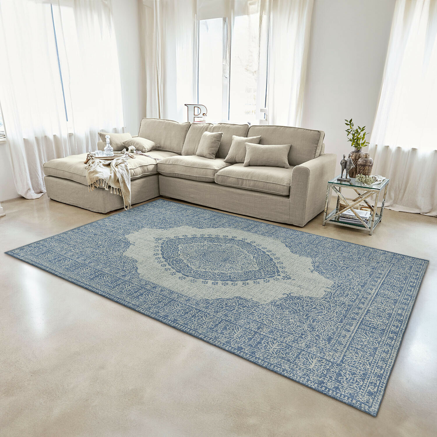 Tapis décoratif bleu et beige avec motif oriental dans un salon moderne avec canapé beige