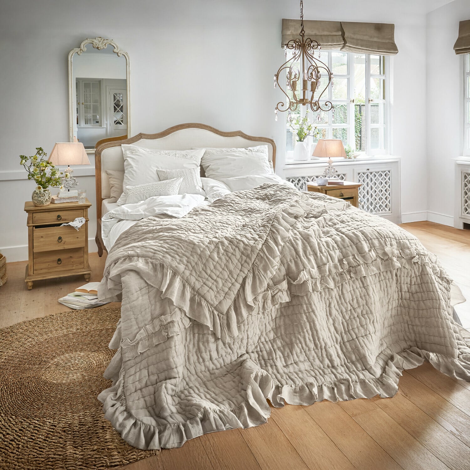 Lit Serravalle Chambre chaleureuse avec couvre-lit beige à volants sur lit et meubles en bois de style vintage