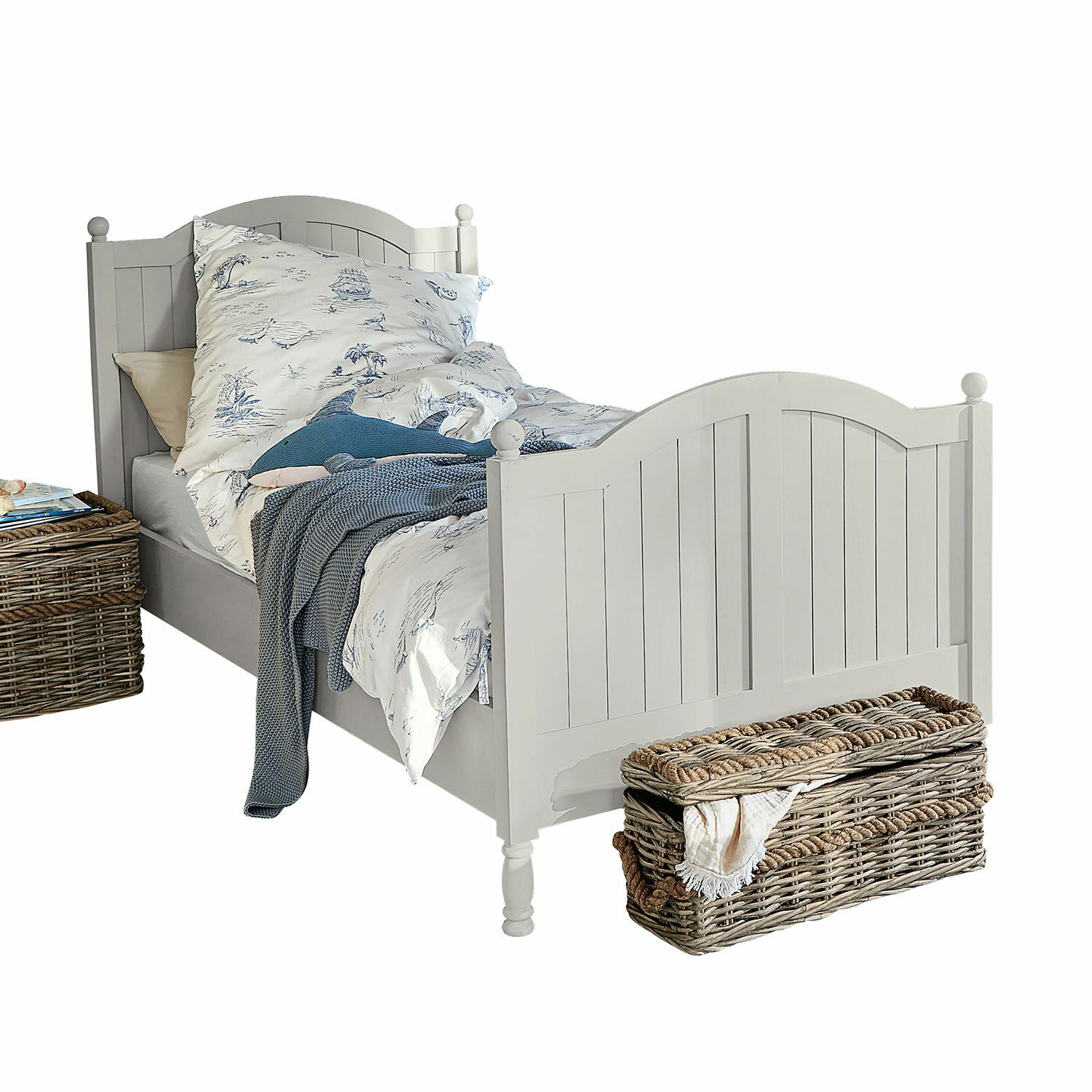 Lit Alarion Lit en bois blanc avec tête de lit décorative, linge de lit à motifs bleus et panier en osier à côté
