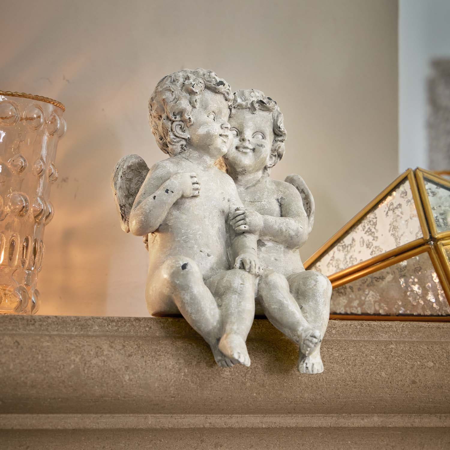 Statue de deux petits anges en béton gris, décoration intérieure avec motif d'ange