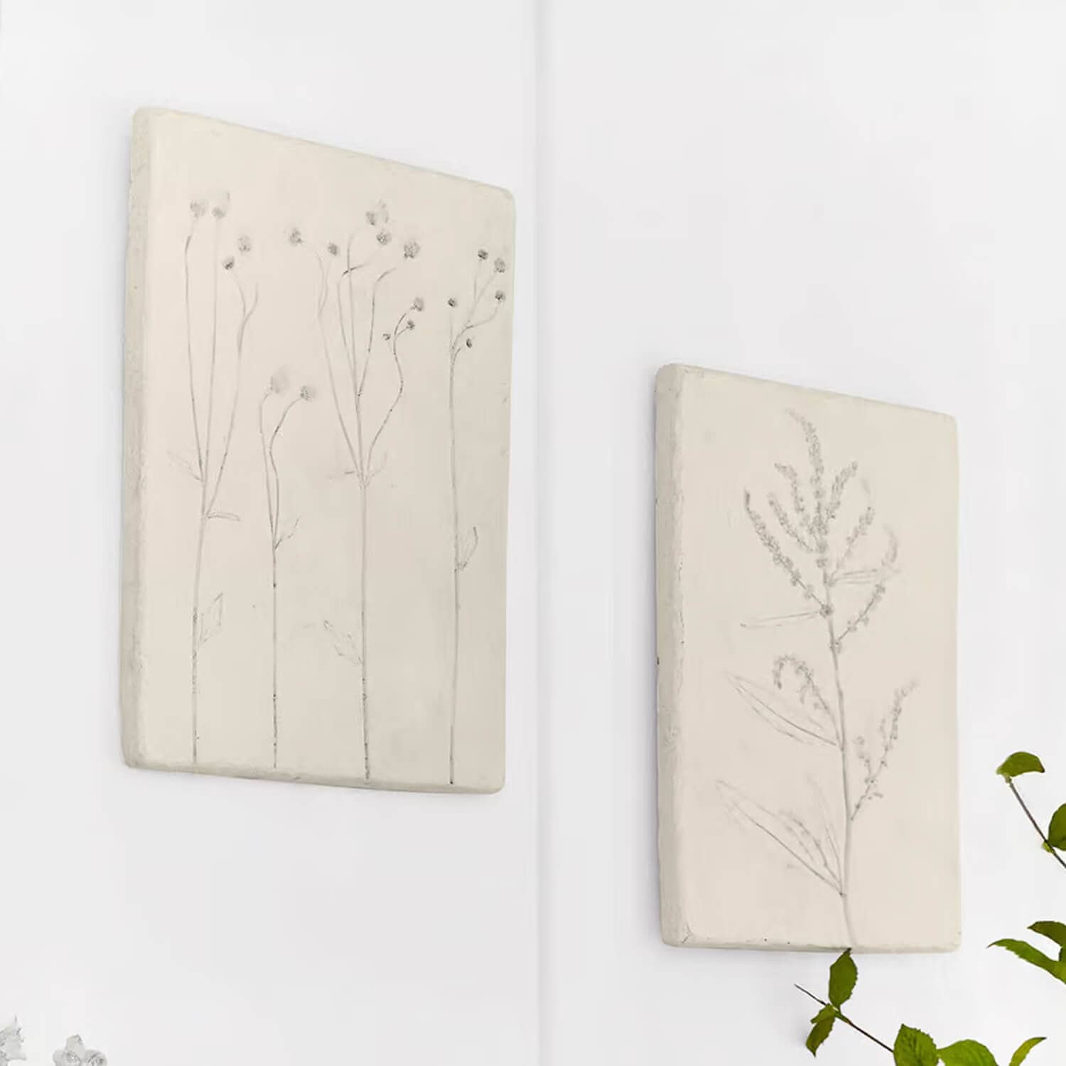 Deux panneaux muraux blancs avec motifs végétaux délicats pour décoration intérieure naturelle