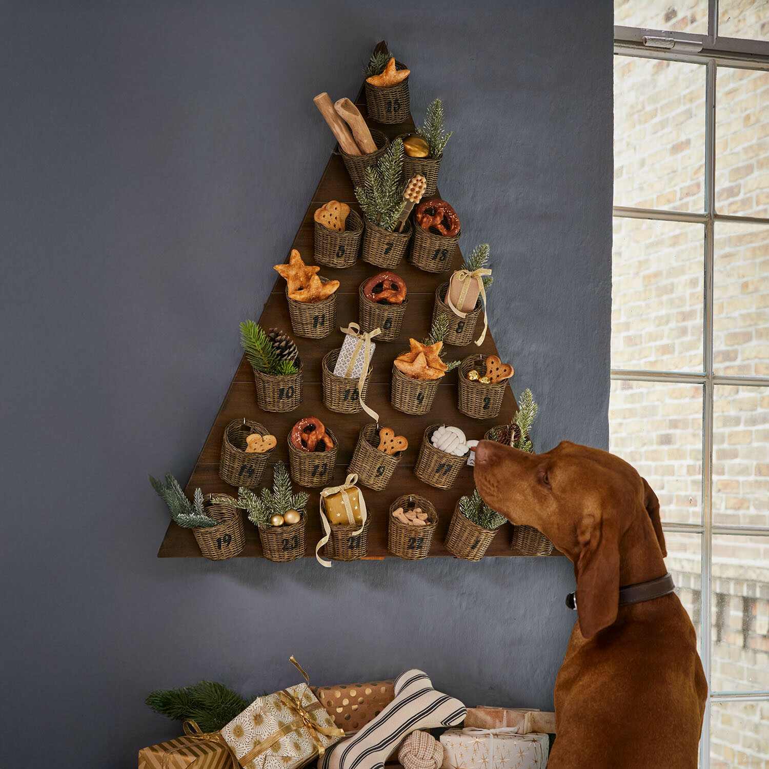 Calendrier de l'Avent pour animaux Veldaen Calendrier de l'Avent en bois en forme de sapin avec paniers en osier et décorations de Noël