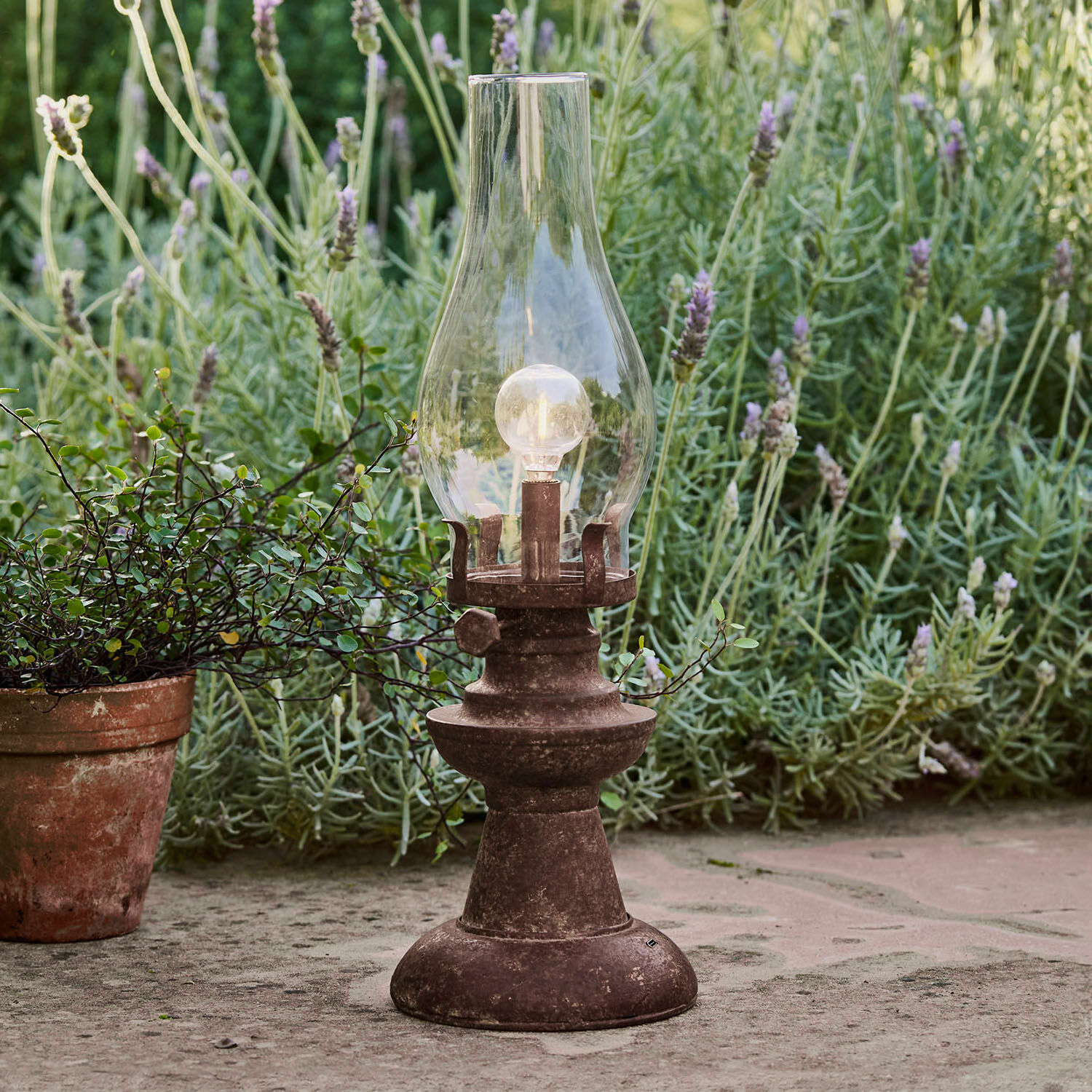 Lanterne de jardin en métal brun rustique avec abat-jour en verre transparent