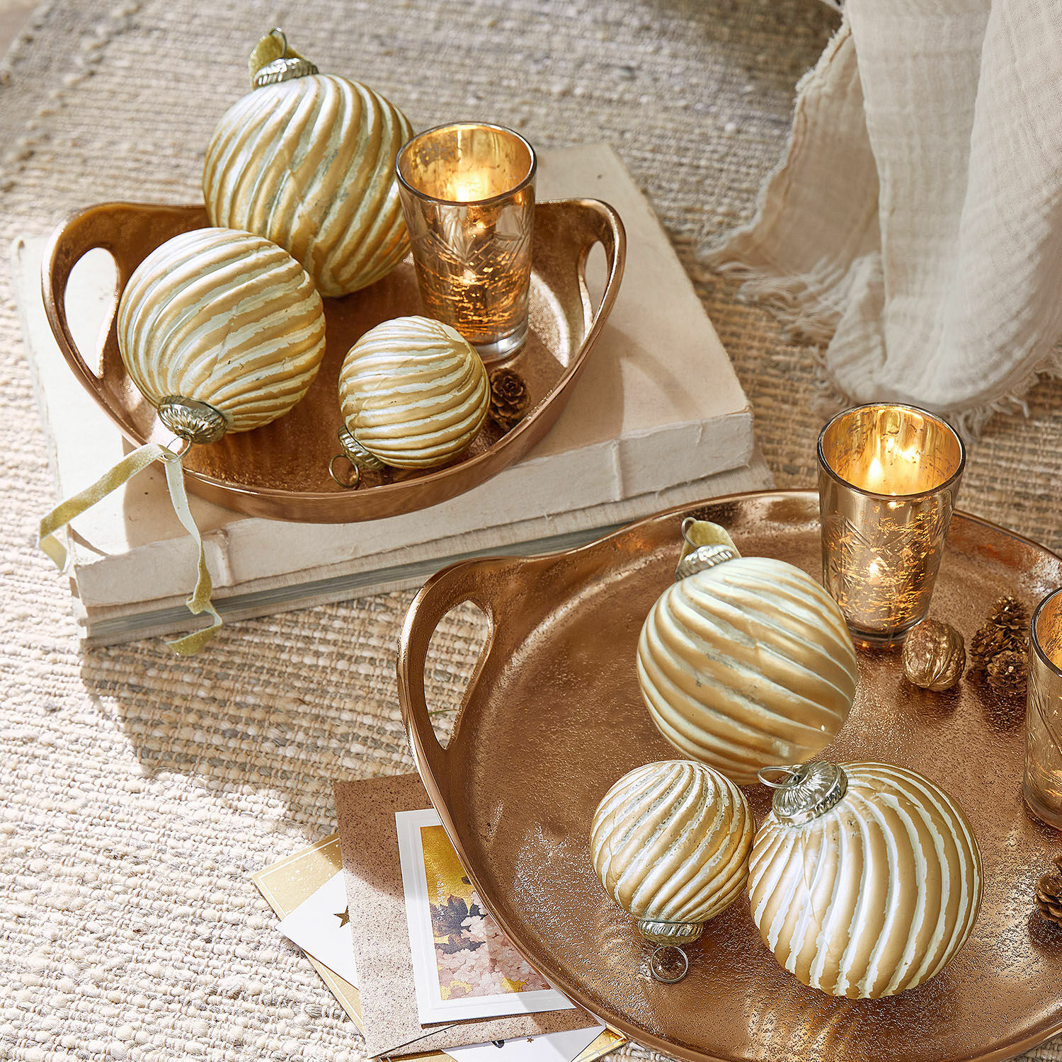 Lot de 6 boules de Noël Frasetta Plateaux dorés avec boules de Noël blanches et bougies décoratives sur tapis naturel