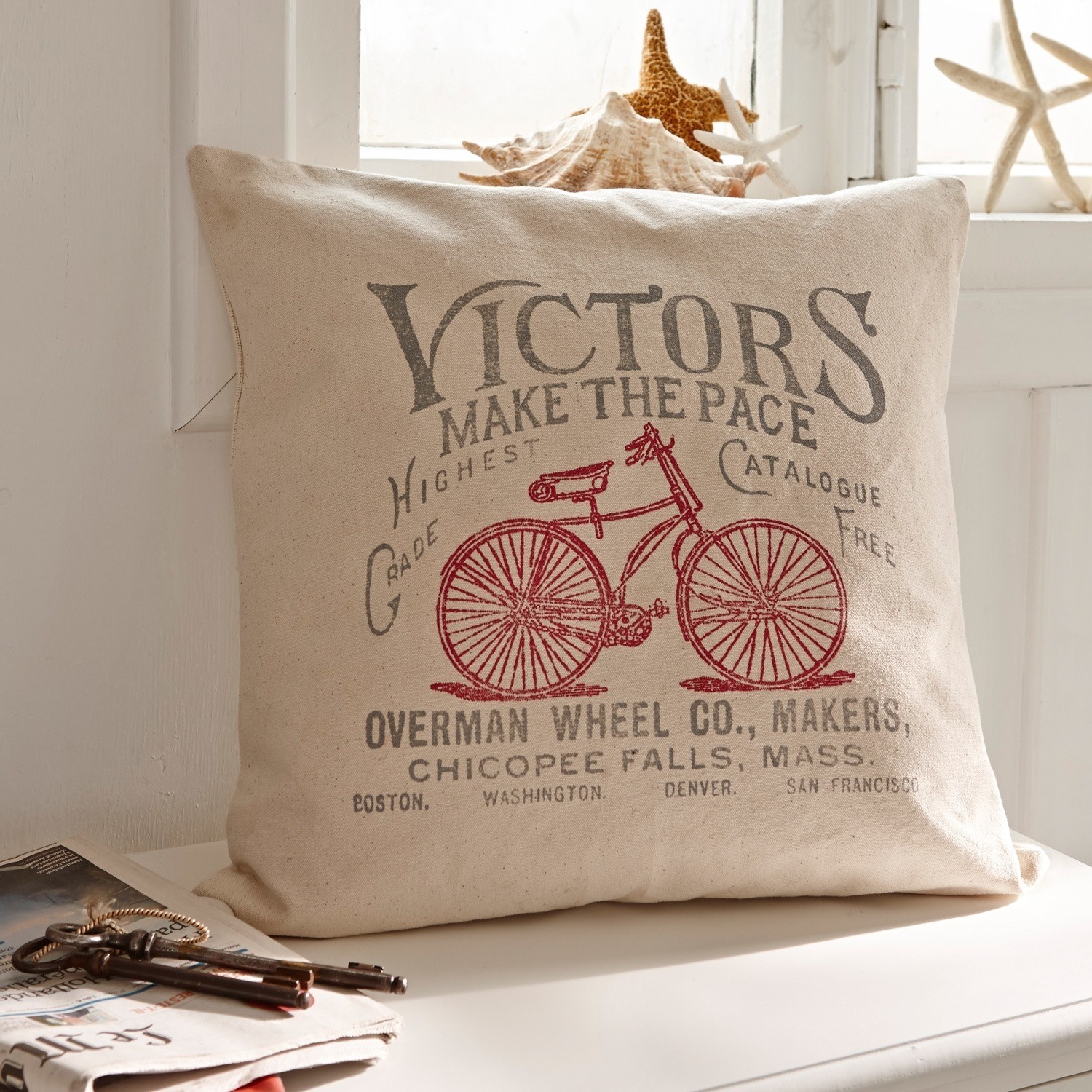 Coussin Victors Coussin beige en coton avec impression vélo vintage, décoration intérieure rétro et confortable