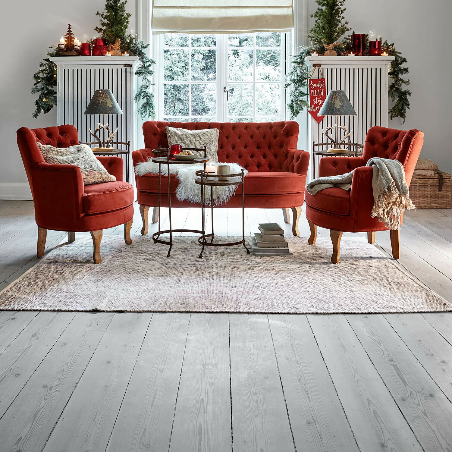Tapis Kaelun Ensemble de fauteuils et canapé en velours rouge avec pieds en bois sur tapis clair dans un salon lumineux