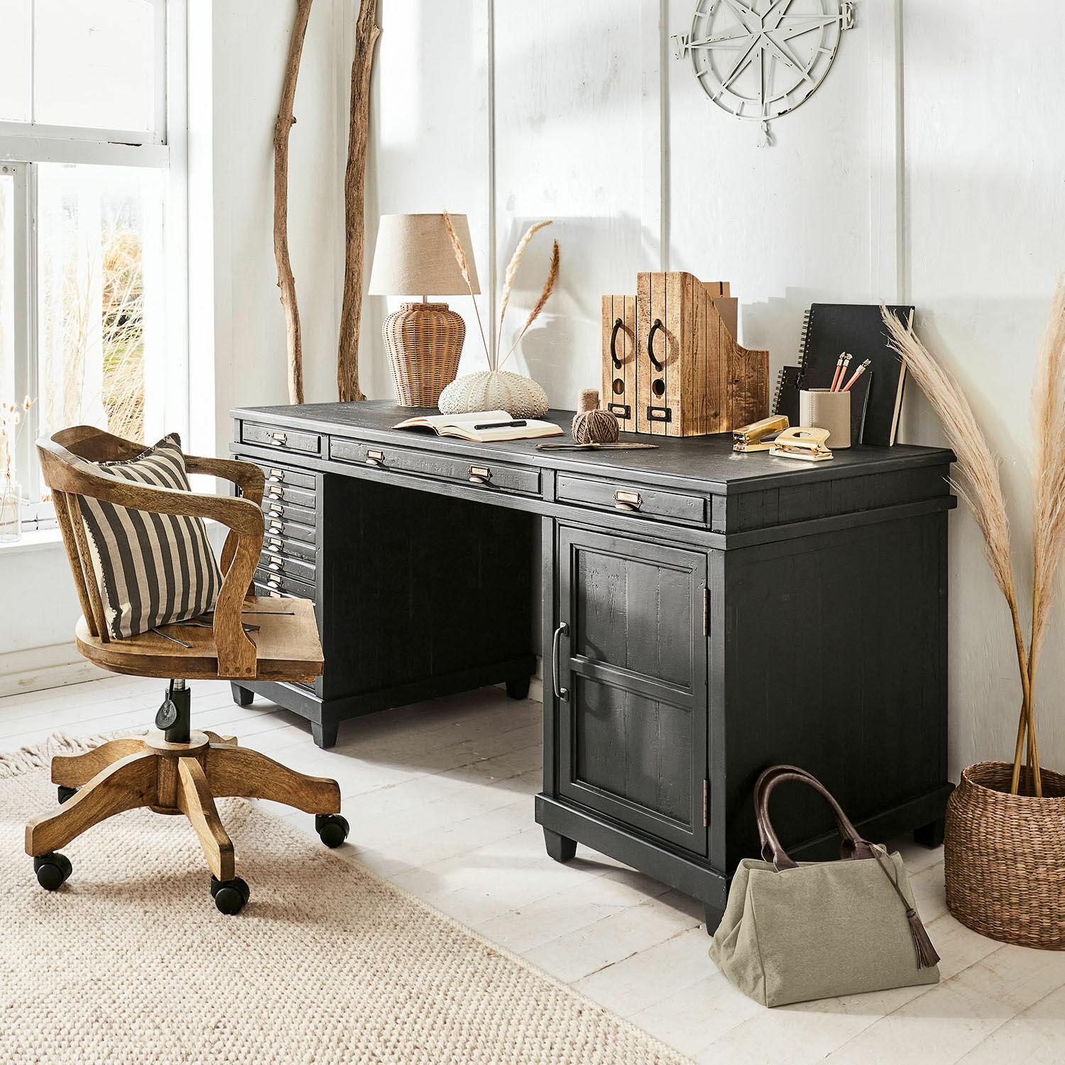 Bureau Brevilliers Bureau en bois noir avec tiroirs et décorations dans un intérieur clair et naturel avec chaise à roulettes