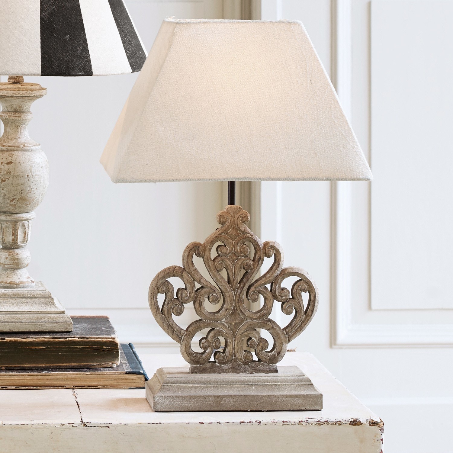 Lampe à poser Tamee Lampe de table avec abat-jour beige et base sculptée en bois style vintage pour décoration intérieure