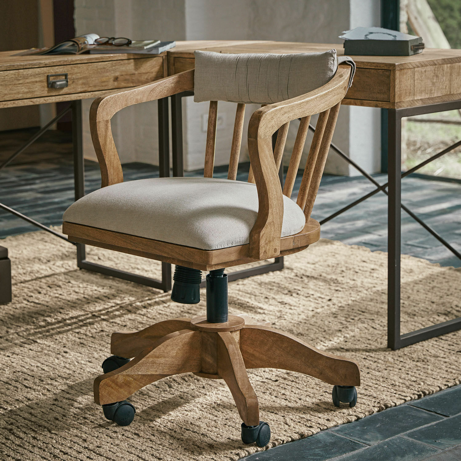 Chaise de bureau Lemuel Chaise de bureau pivotante en bois de manguier avec assise en tissu gris clair, confortable et élégante