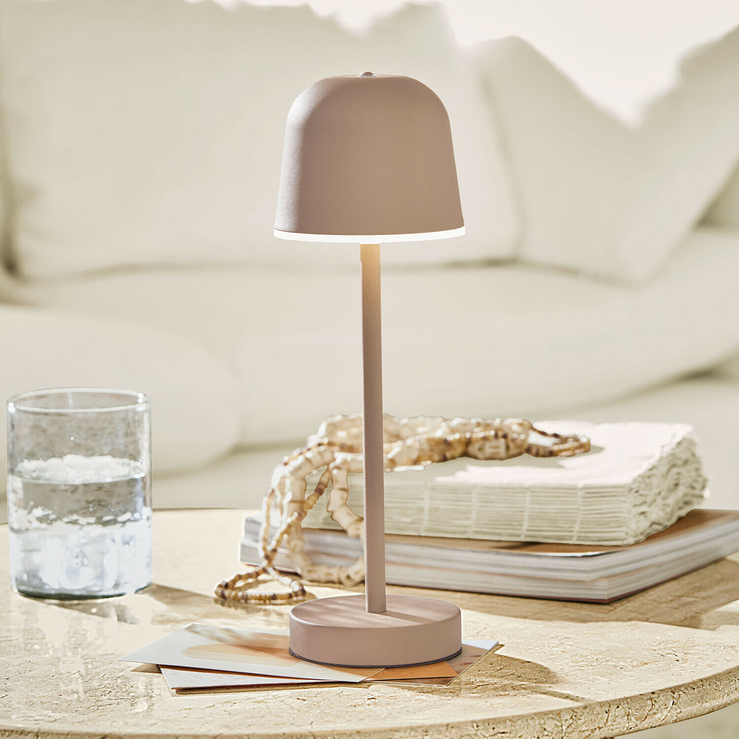 Lampe à poser rechargeable Ulianne Lampe de table beige en métal avec abat-jour minimaliste dans un salon lumineux