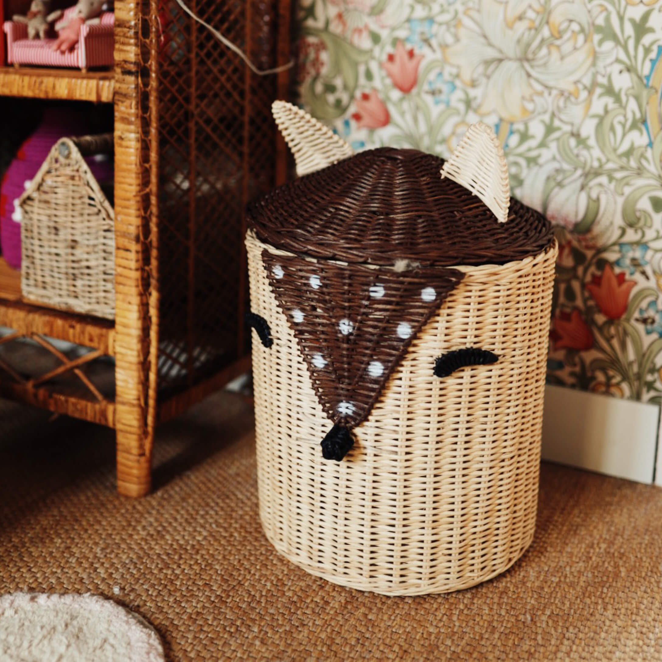 Panier en osier naturel et marron en forme d'animal pour rangement dans une chambre d'enfant