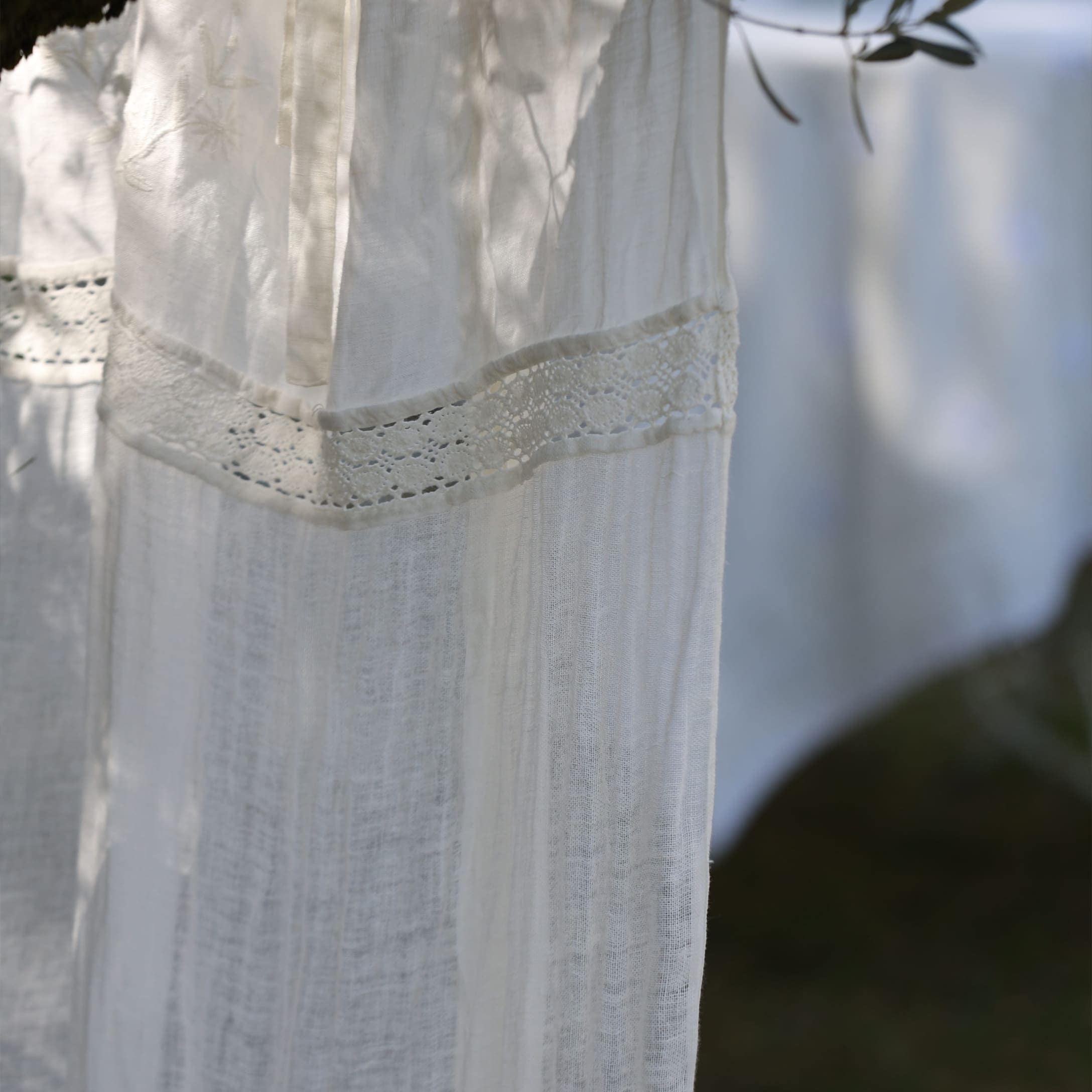 Tissu blanc léger avec dentelle, tissu décoratif délicat pour la maison