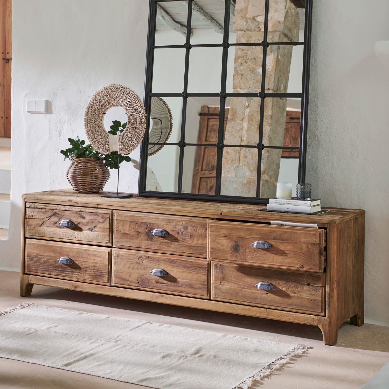 Commode Wittfield Commode en bois naturel avec six tiroirs et poignées métalliques dans un style rustique chaleureux
