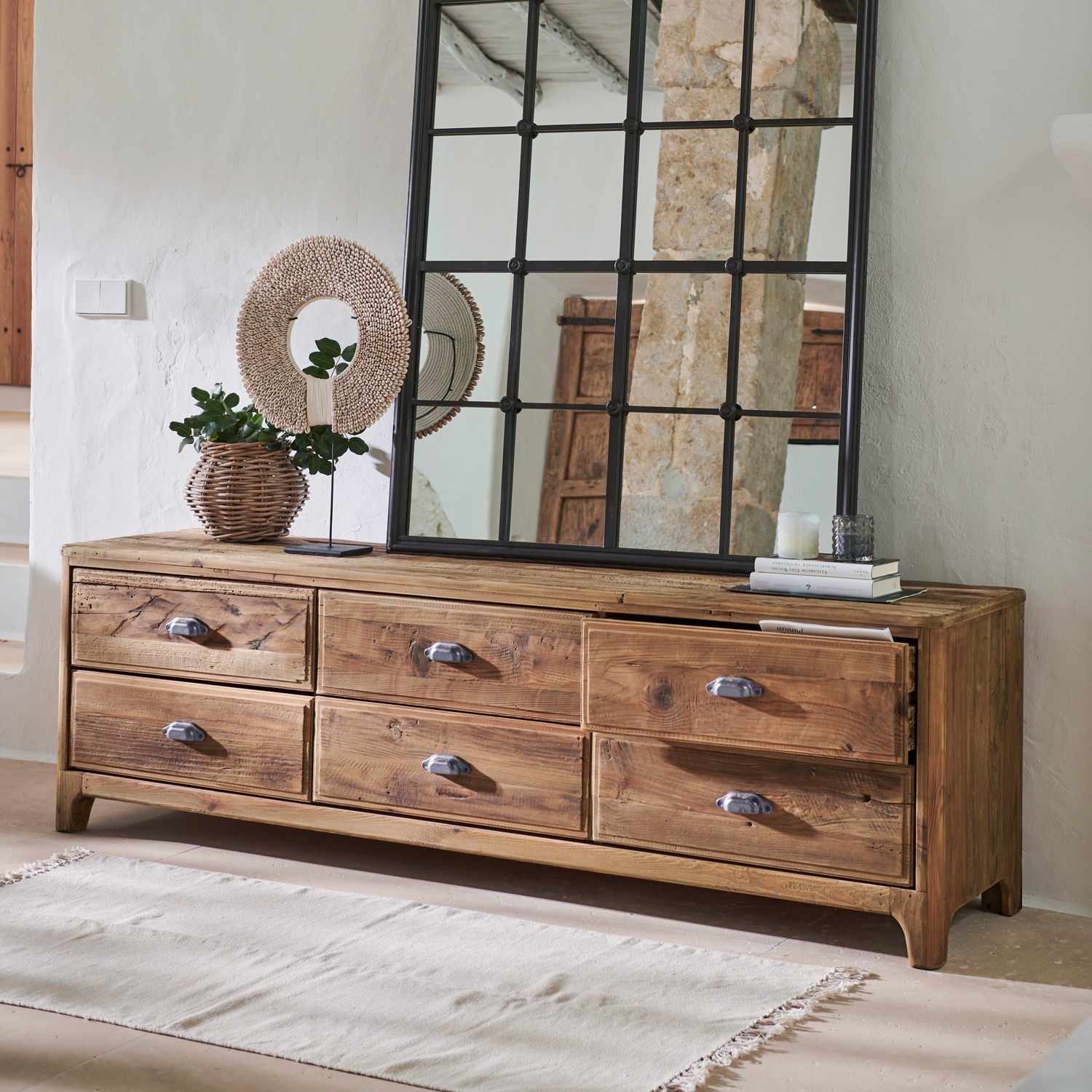Commode Wittfield Commode en bois naturel avec six tiroirs et poignées métalliques dans un style rustique chaleureux