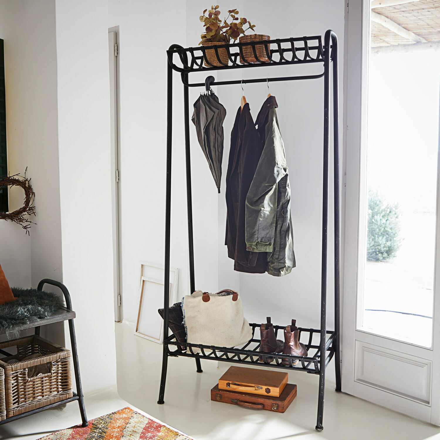 Portemanteau Downey Porte-manteau en métal noir avec étagères pour chaussures et accessoires dans un intérieur lumineux