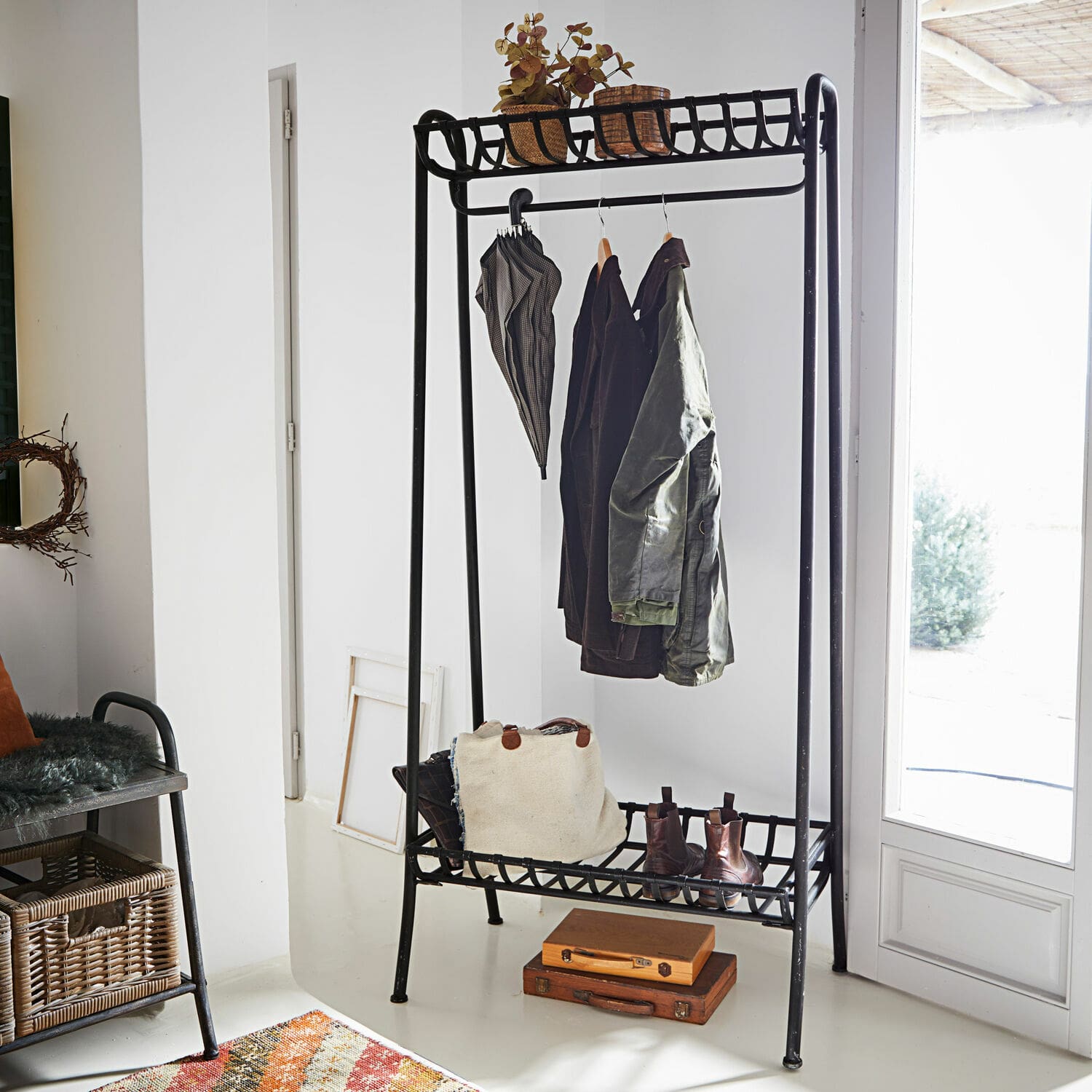 Portemanteau Downey Porte-manteau en métal noir avec étagères pour chaussures et accessoires dans un intérieur lumineux