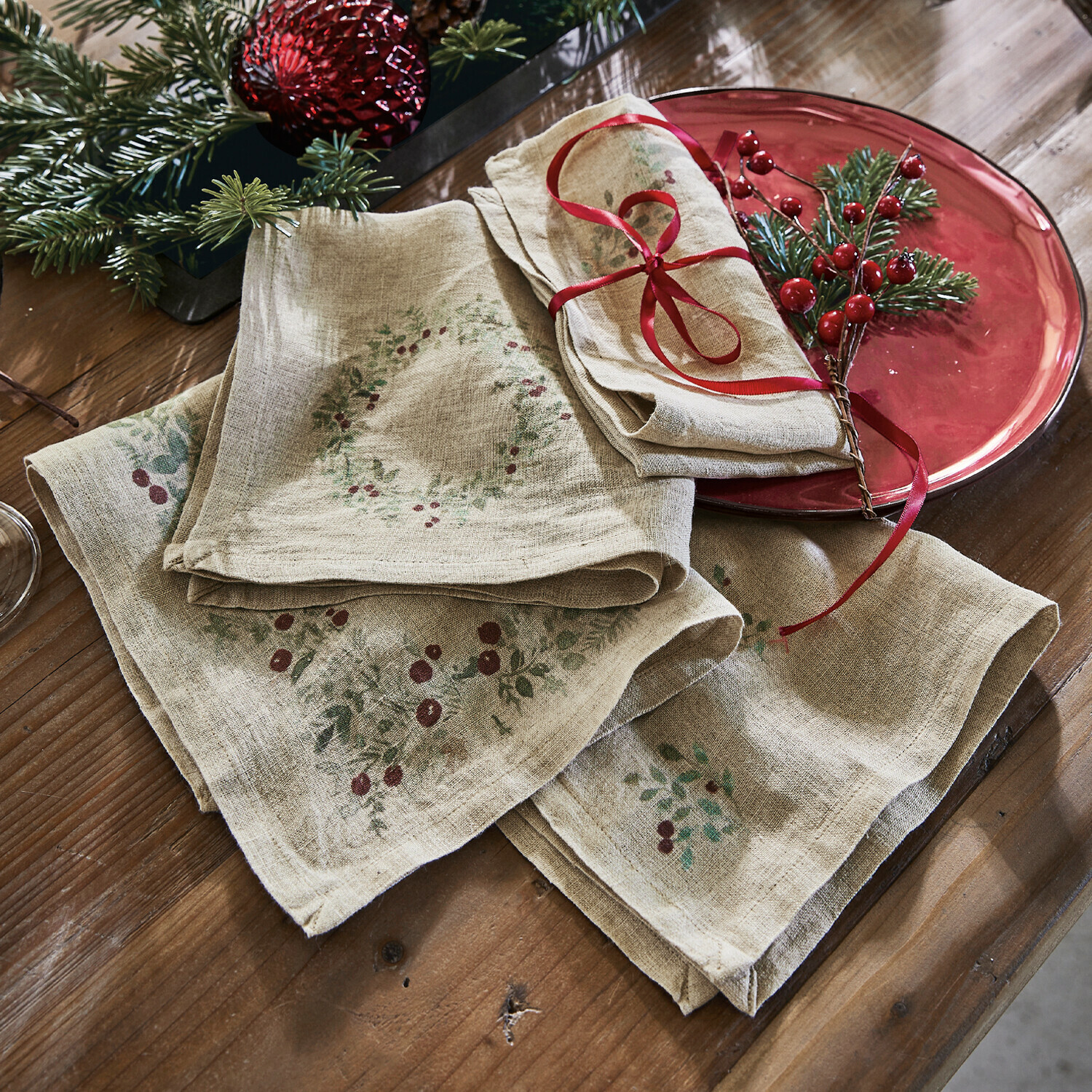 Lot de 4 serviettes Lenius Serviettes en lin avec motif de baies rouges sur table en bois, décoration de Noël