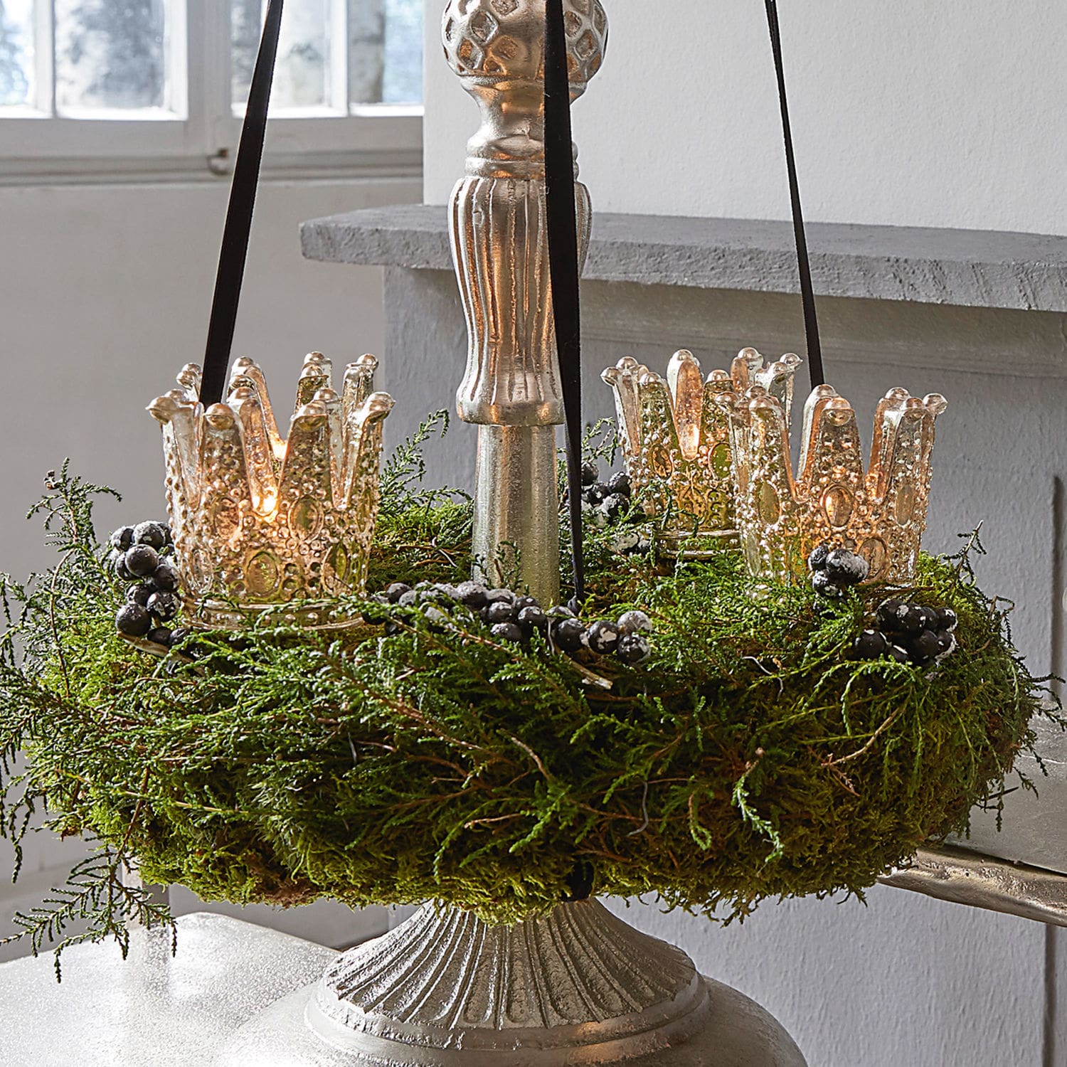 Lot de 4 photophores à piquer Melina Bougeoir décoratif en laiton avec mousse verte et baies noires pour intérieur élégant