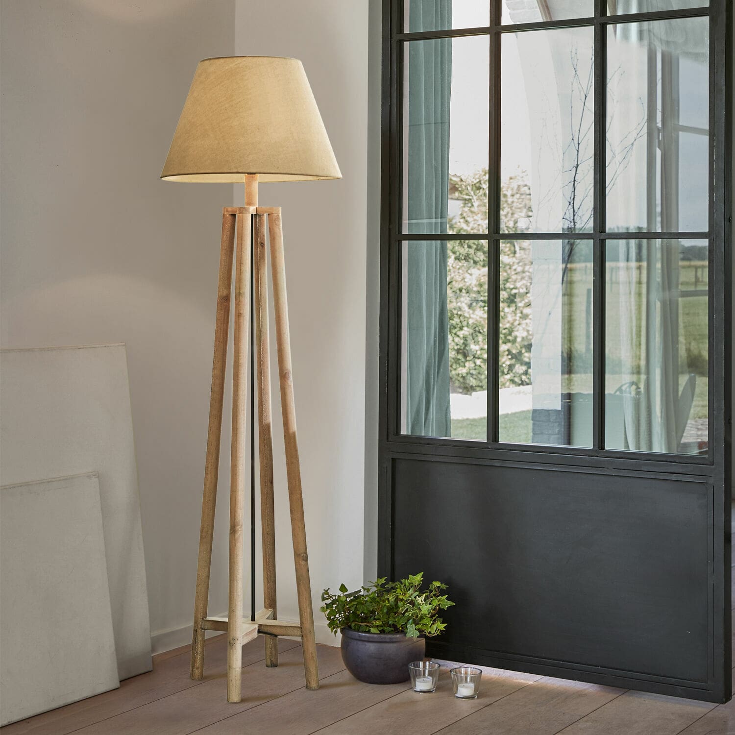 Lampadaire Edgewood Lampadaire en bois avec abat-jour beige dans un intérieur moderne et lumineux