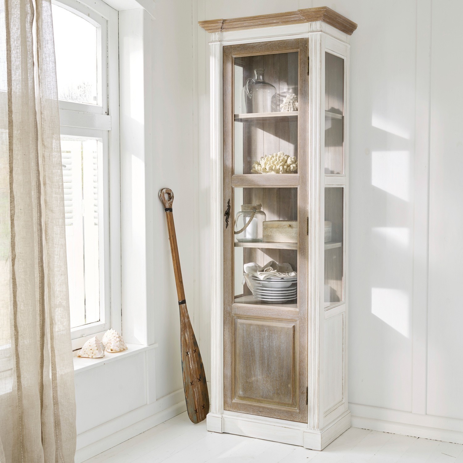 Vitrine Coverton Vitrine en bois style vintage avec porte vitrée et finition naturelle pour salon lumineux
