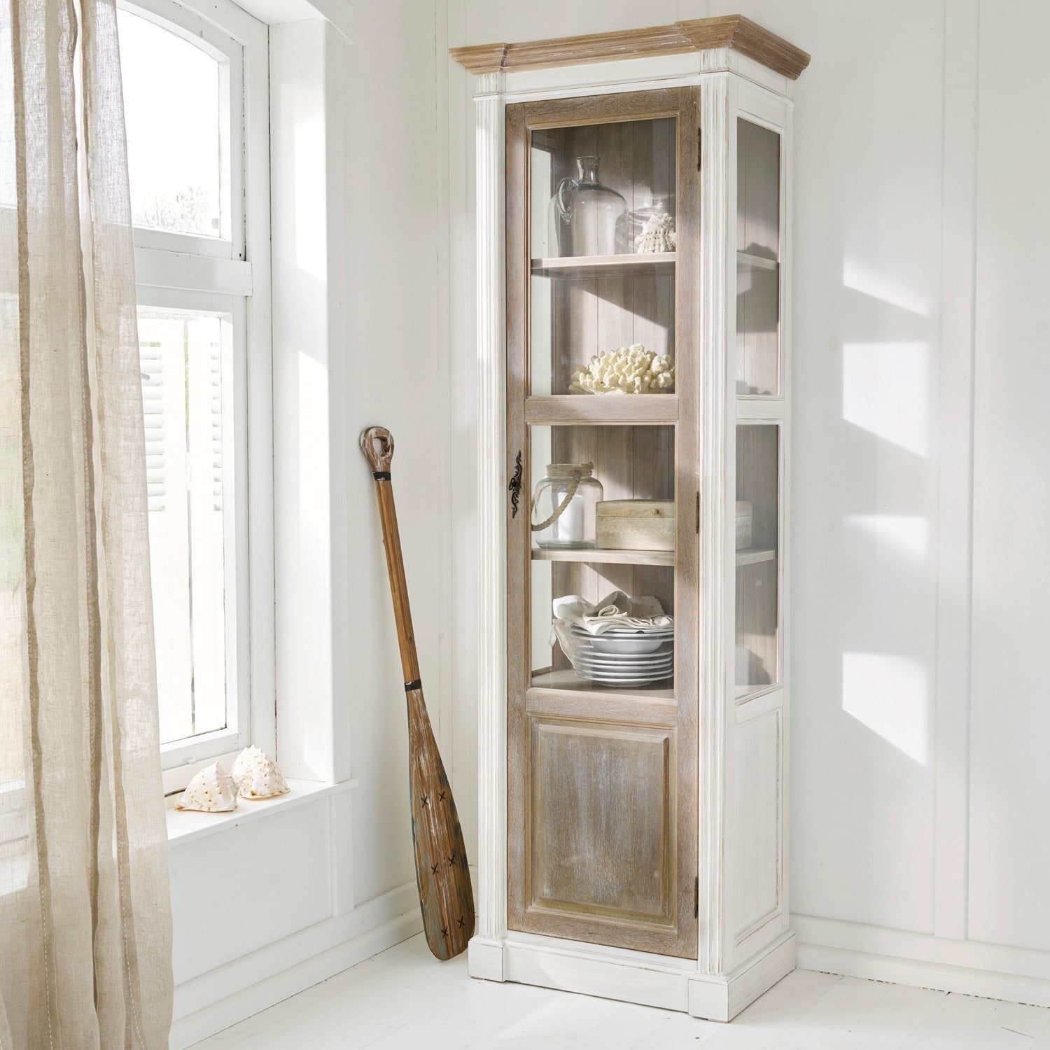Vitrine Coverton Vitrine en bois style vintage avec porte vitrée et finition naturelle pour salon lumineux
