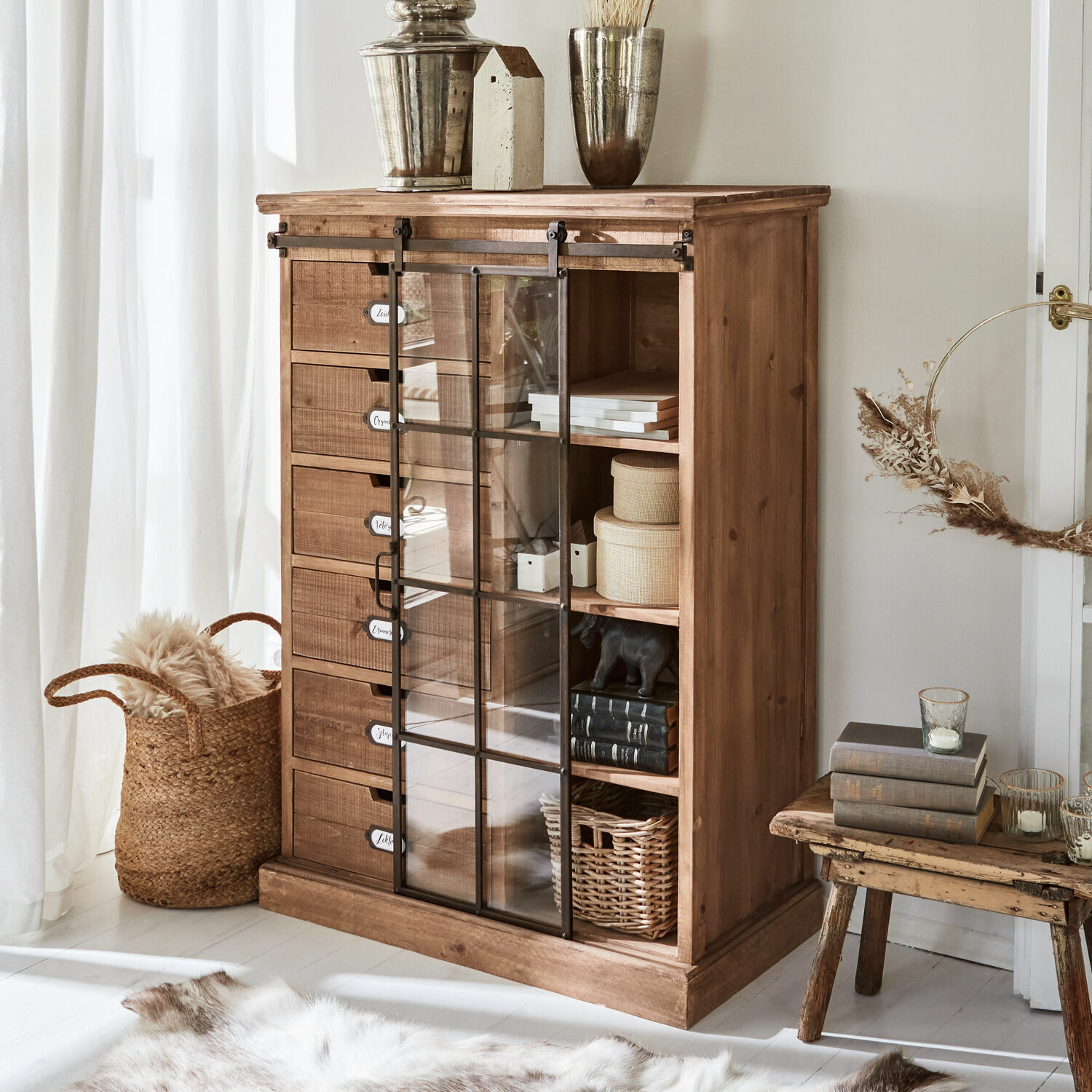 Commode Finegand Commode en bois naturel avec tiroirs et porte vitrée pour rangement dans un salon lumineux