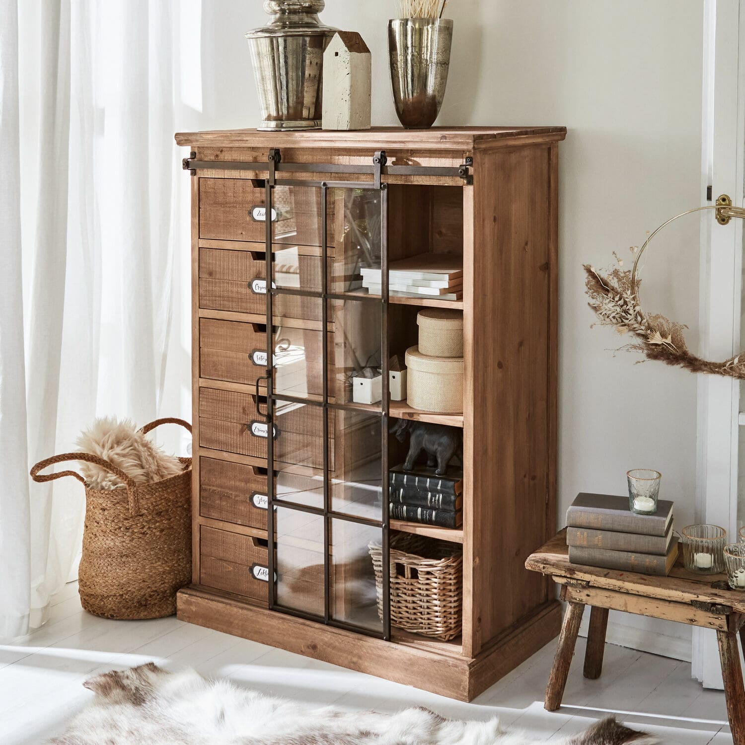 Commode Finegand Commode en bois naturel avec tiroirs et porte vitrée pour rangement dans un salon lumineux
