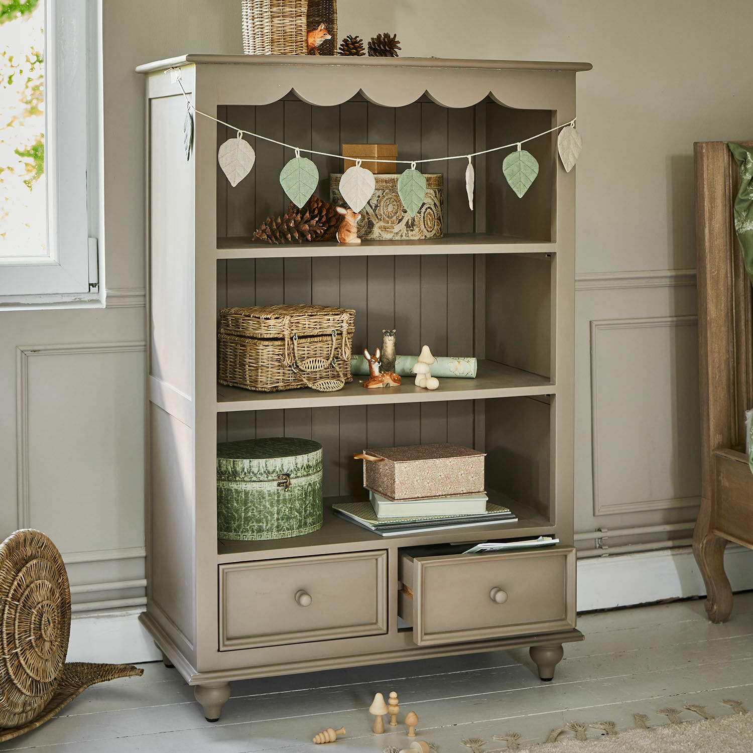 Étagère Sorvanne Armoire beige en bois avec étagères et tiroirs, décorée d'objets naturels et paniers tressés