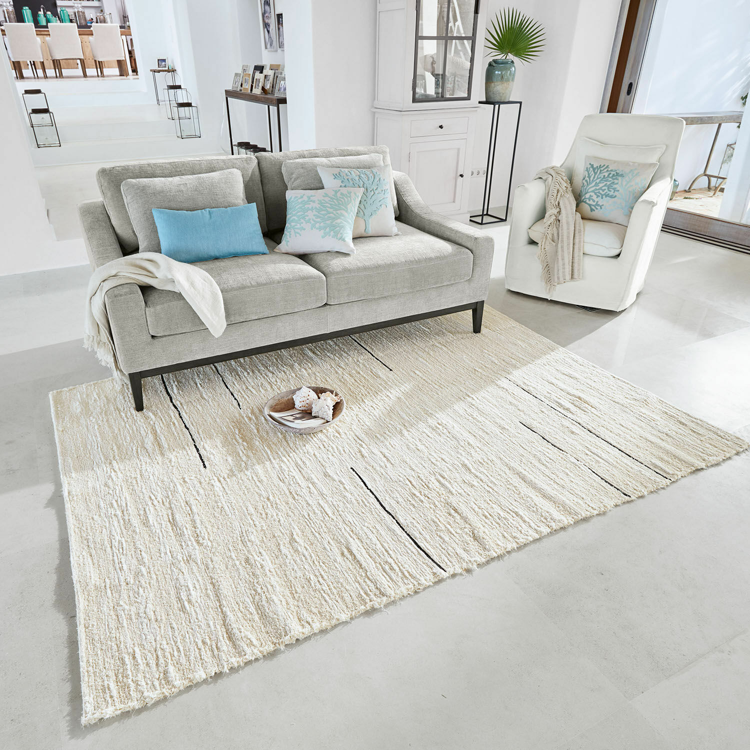 Tapis Avatele Tapis gris clair à motif subtil dans un salon moderne avec canapé beige et fauteuils