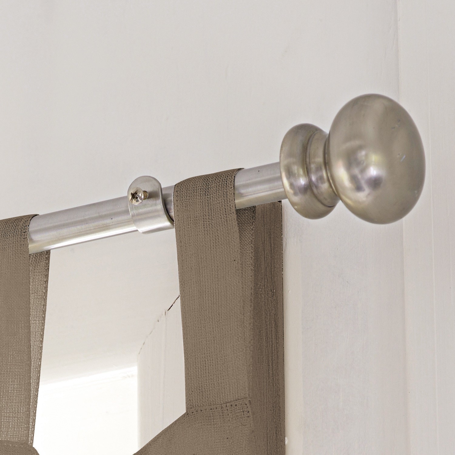 Tringle à rideaux Henderson Tringle à rideau en métal argenté avec attaches beige pour décoration de fenêtre