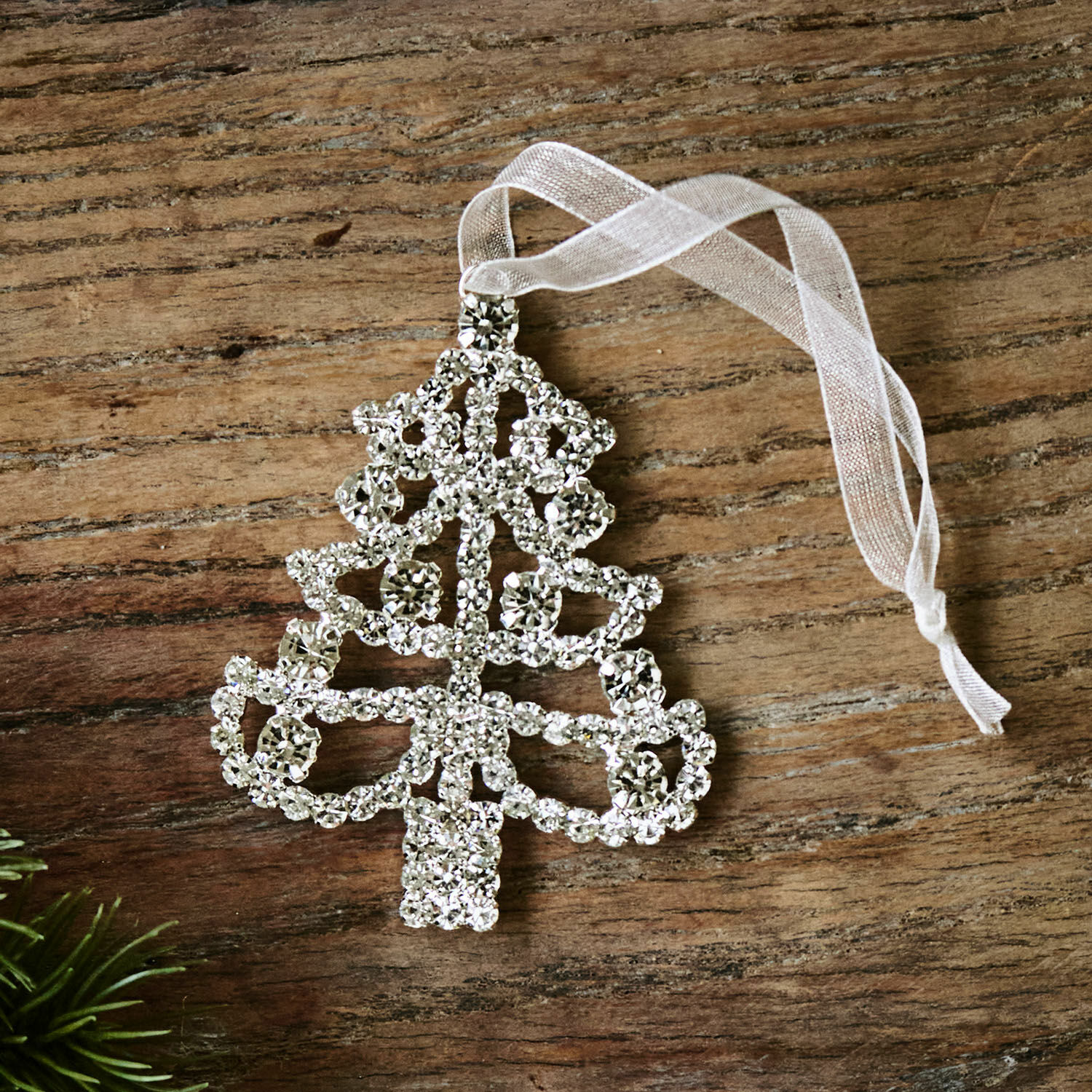 Décoration à suspendre Orilane Décoration de sapin en forme d'arbre en cristaux brillants avec ruban blanc sur fond en bois