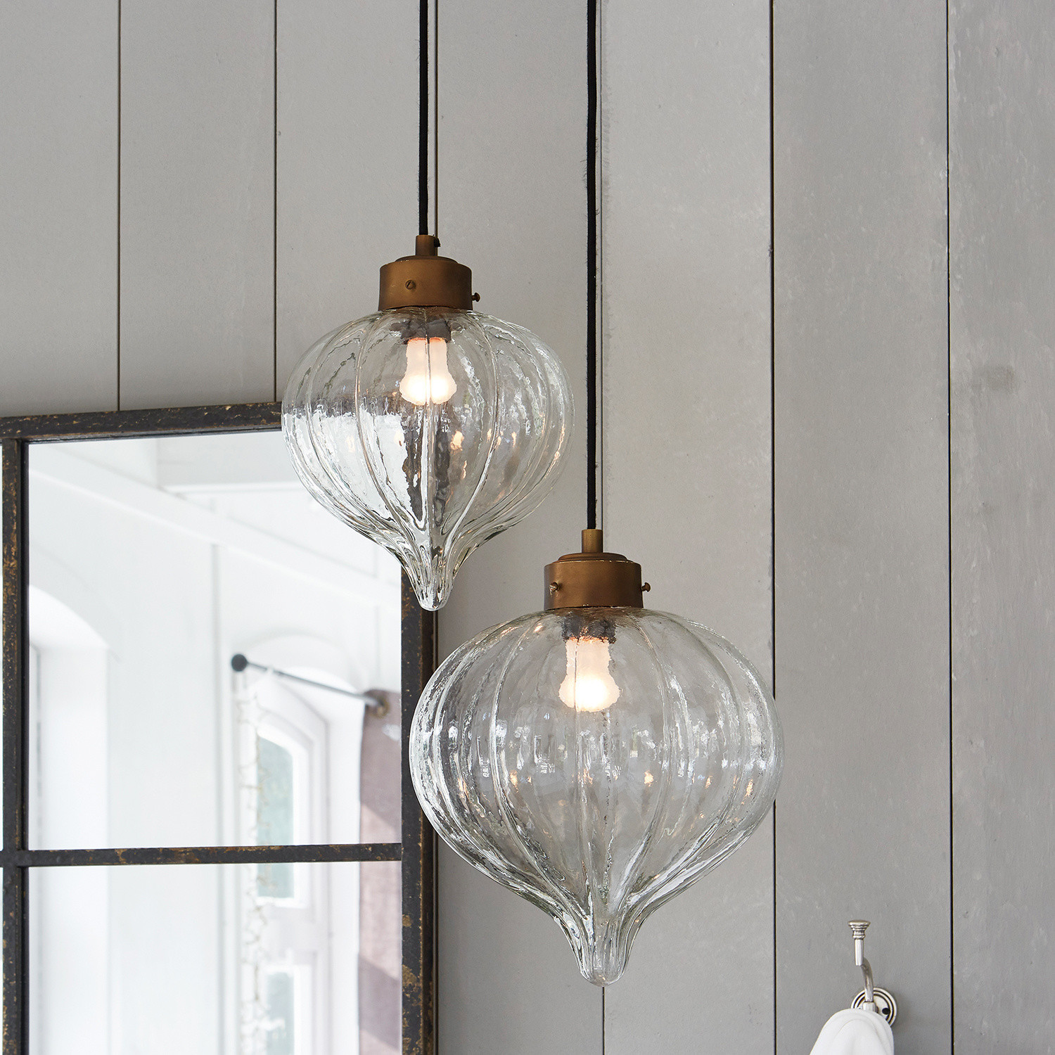 Lot de 2 suspensions Baisse Deux suspensions en verre avec éléments en laiton pour une décoration intérieure vintage élégante