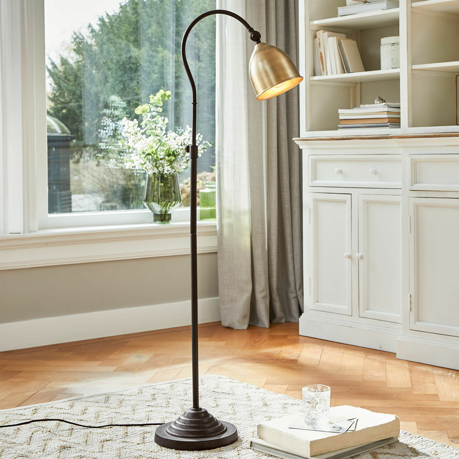 Lampe sur pied Zurélac Lampadaire en métal noir avec abat-jour en laiton, parfait pour un coin lecture dans le salon