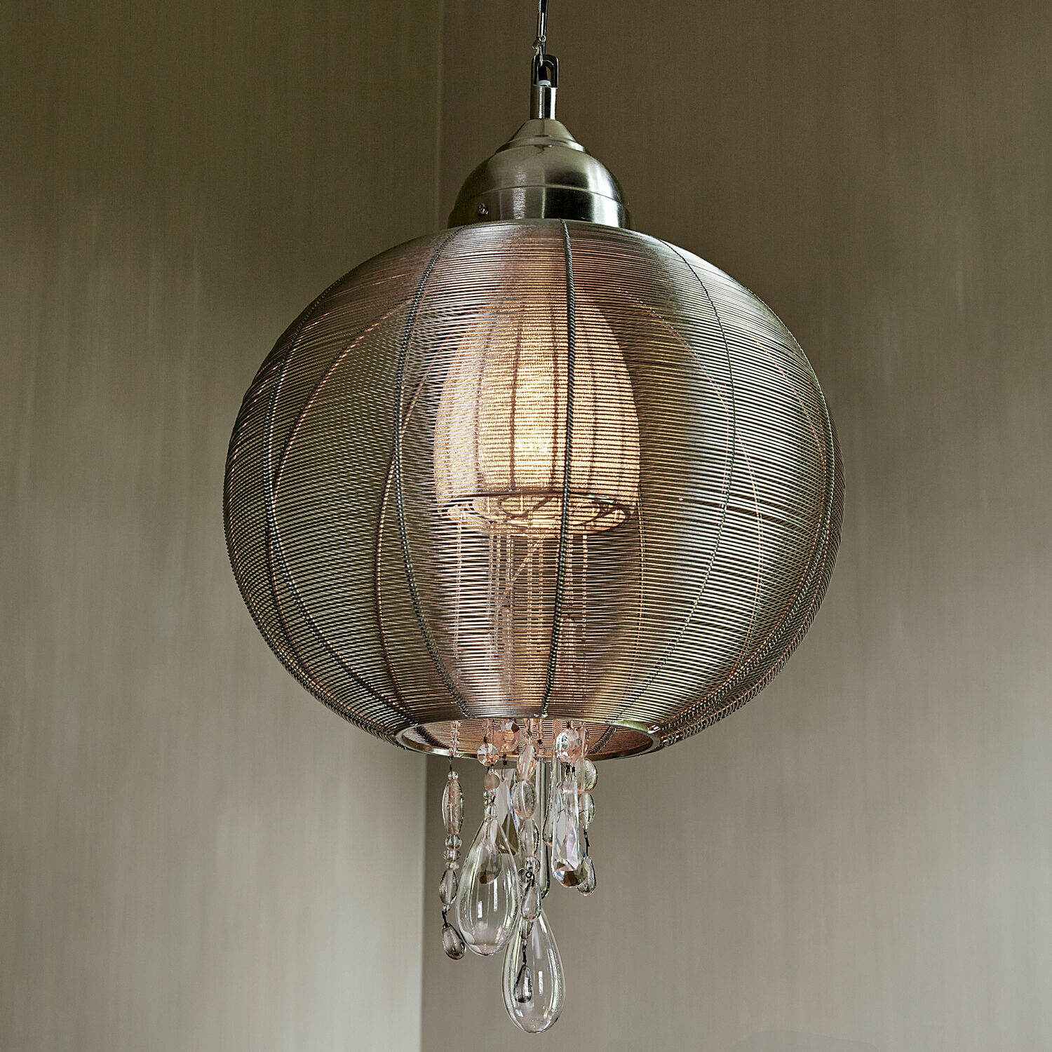Suspension Sunbrook Suspension en métal argenté avec abat-jour en maille et cristaux décoratifs, lumière chaude