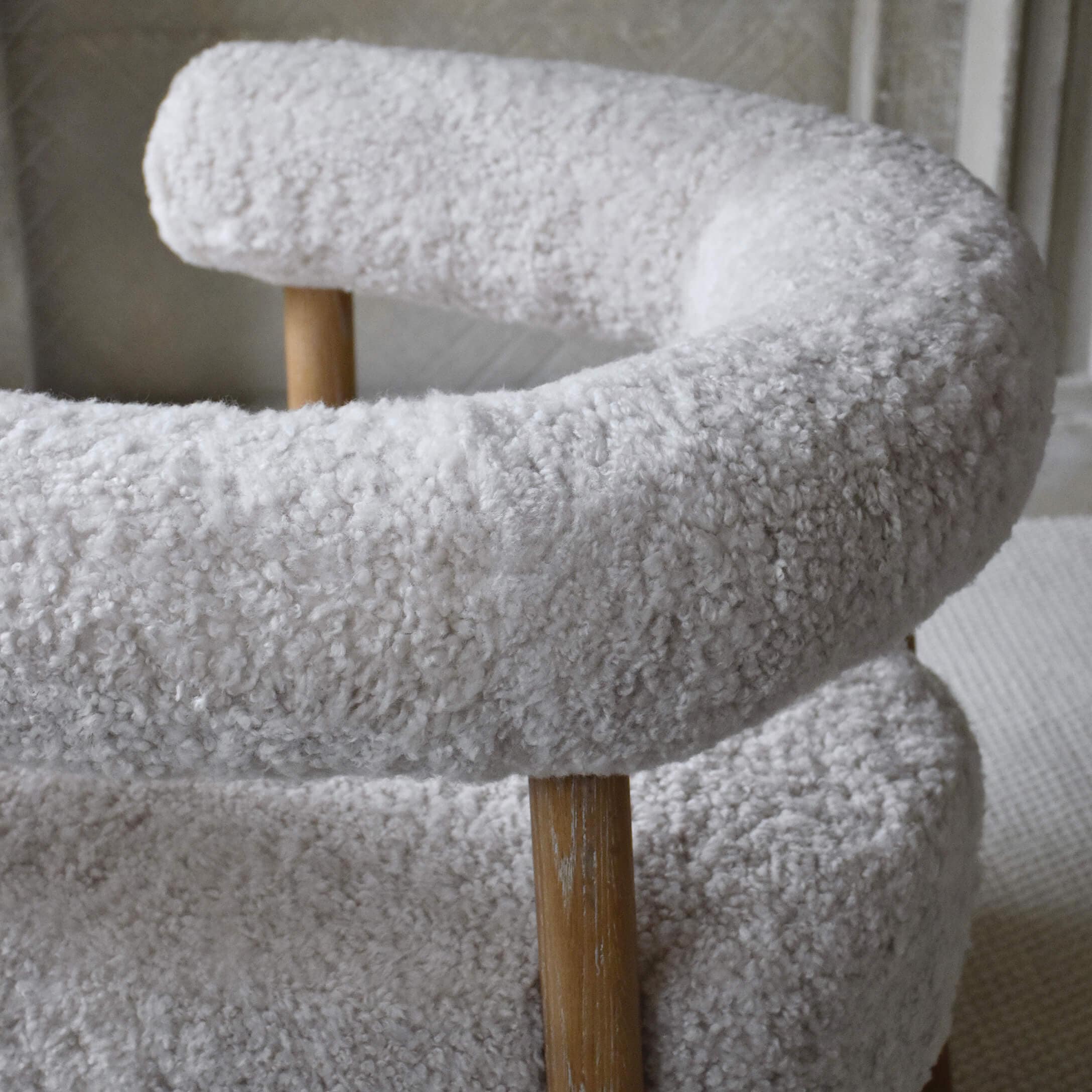 Fauteuil doux avec revêtement en peluche blanche et pieds en bois pour salon moderne
